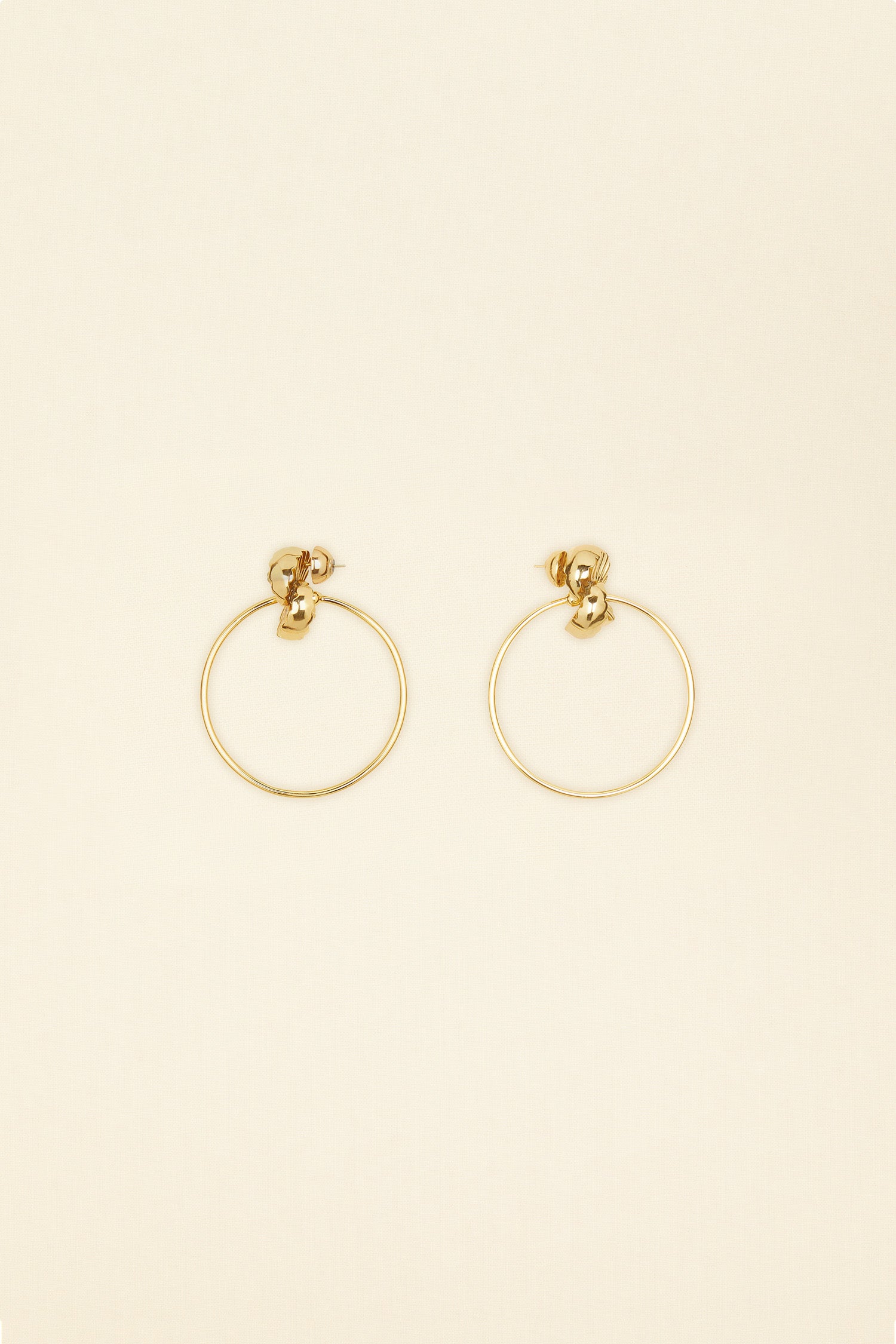 Patou - Orecchini a mandarino e cerchio in ottone - Gold - L’eleganza sfiziosa dei bijoux Patou. Orecchini in ottone placcato oro. Chiusura a vite. Forma ispirata a tre spicchi di mandarino con cerchio.