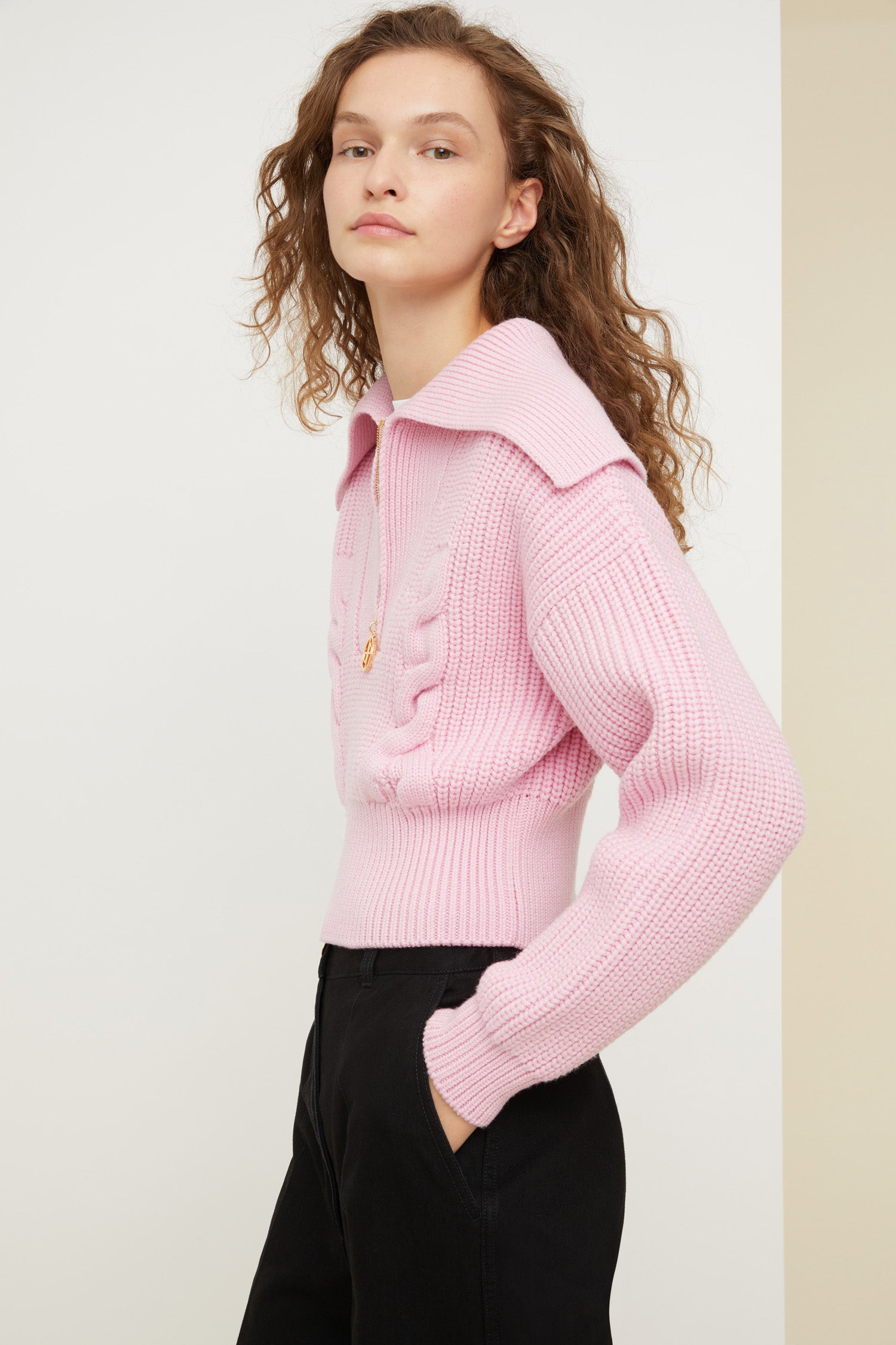 Patou - ジップアップ セーラーカラー ウールジャンパー - Blush Pink - 徹底的にモダン、パトゥなら完璧! ブラッシュピンク ウールジャンパー。丈の短いシルエット。ジップアップ セーラースタイルカラー。伝統のジャン・パトゥ キーリングからインスピレーションを得たロゴ プルタブ付きゴールドカラージップ。フロントにケーブルのディテール。