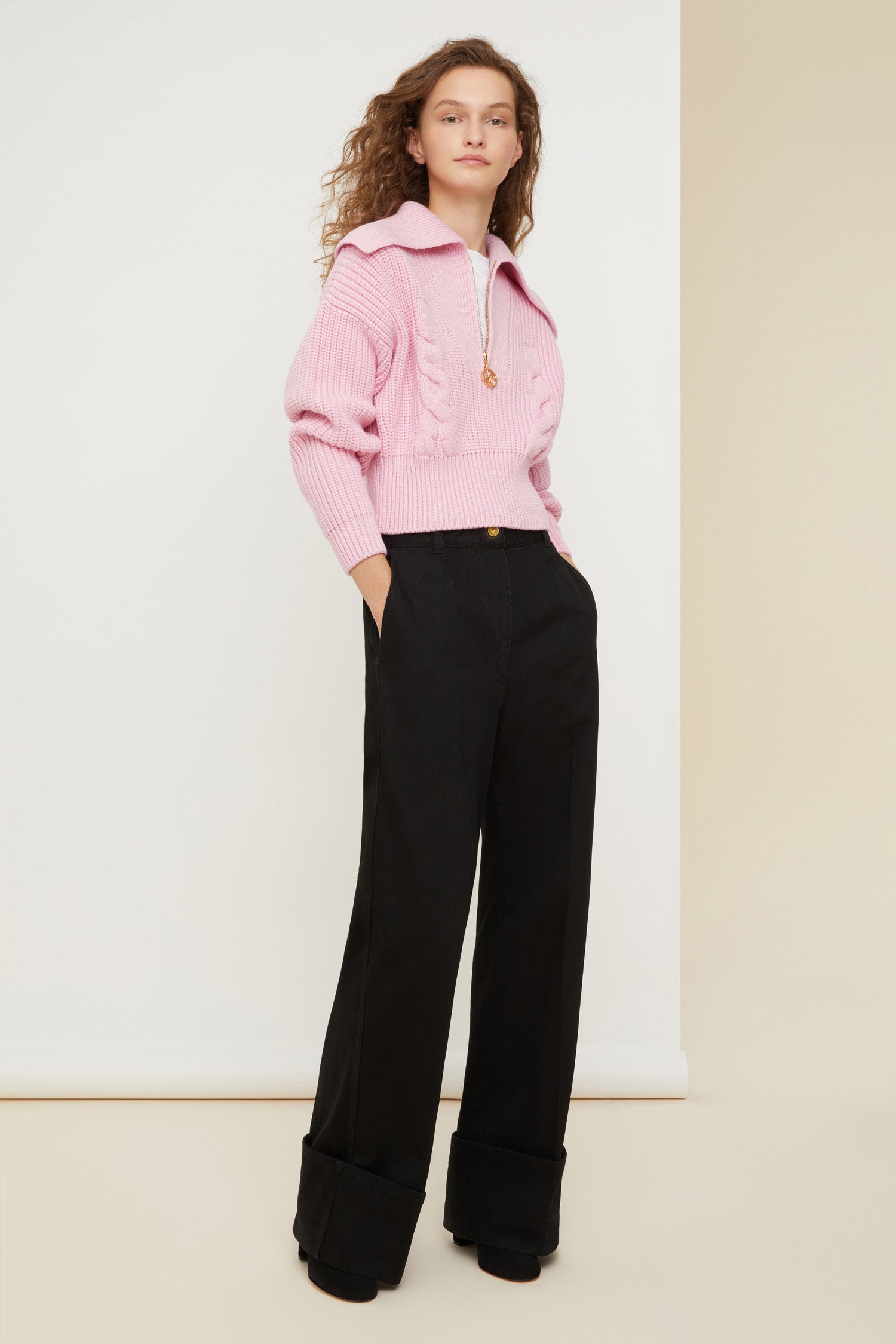 Patou - ジップアップ セーラーカラー ウールジャンパー - Blush Pink - 徹底的にモダン、パトゥなら完璧! ブラッシュピンク ウールジャンパー。丈の短いシルエット。ジップアップ セーラースタイルカラー。伝統のジャン・パトゥ キーリングからインスピレーションを得たロゴ プルタブ付きゴールドカラージップ。フロントにケーブルのディテール。