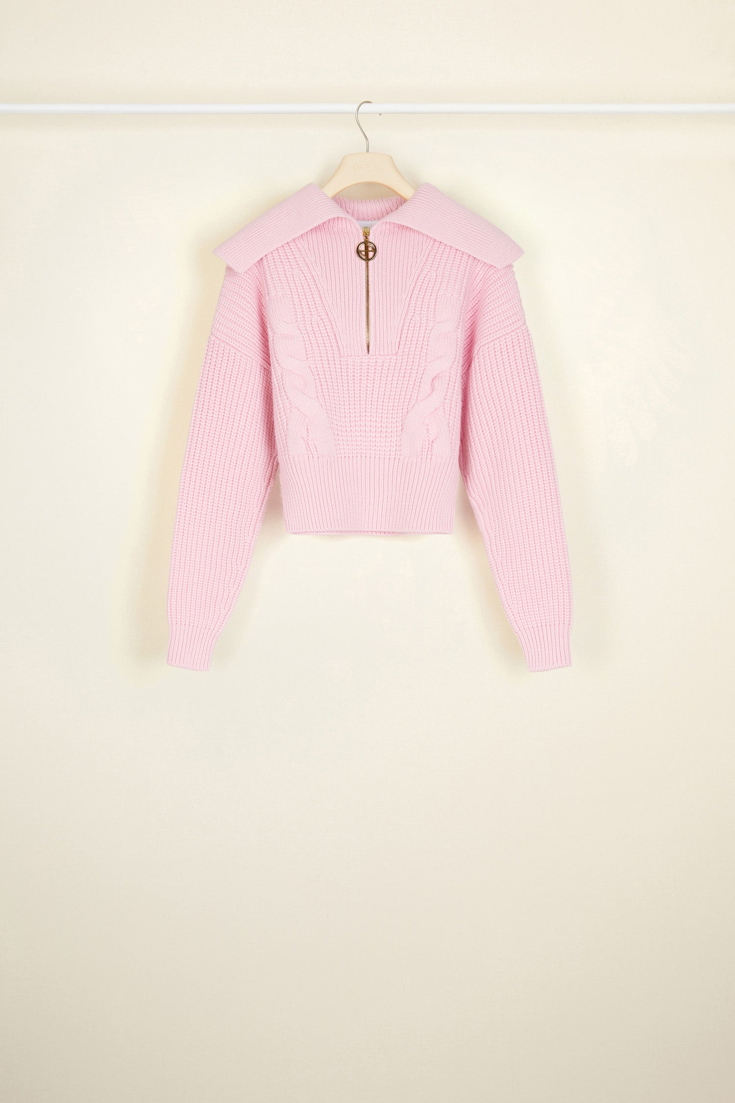 Patou - ジップアップ セーラーカラー ウールジャンパー - Blush Pink - 徹底的にモダン、パトゥなら完璧! ブラッシュピンク ウールジャンパー。丈の短いシルエット。ジップアップ セーラースタイルカラー。伝統のジャン・パトゥ キーリングからインスピレーションを得たロゴ プルタブ付きゴールドカラージップ。フロントにケーブルのディテール。