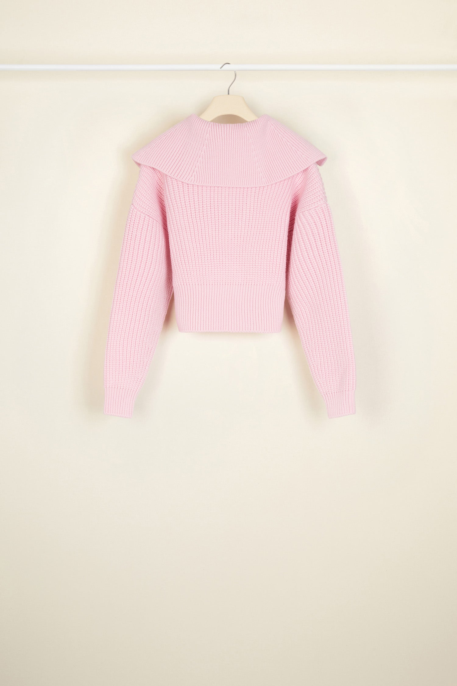 Patou - ジップアップ セーラーカラー ウールジャンパー - Blush Pink - 徹底的にモダン、パトゥなら完璧! ブラッシュピンク ウールジャンパー。丈の短いシルエット。ジップアップ セーラースタイルカラー。伝統のジャン・パトゥ キーリングからインスピレーションを得たロゴ プルタブ付きゴールドカラージップ。フロントにケーブルのディテール。