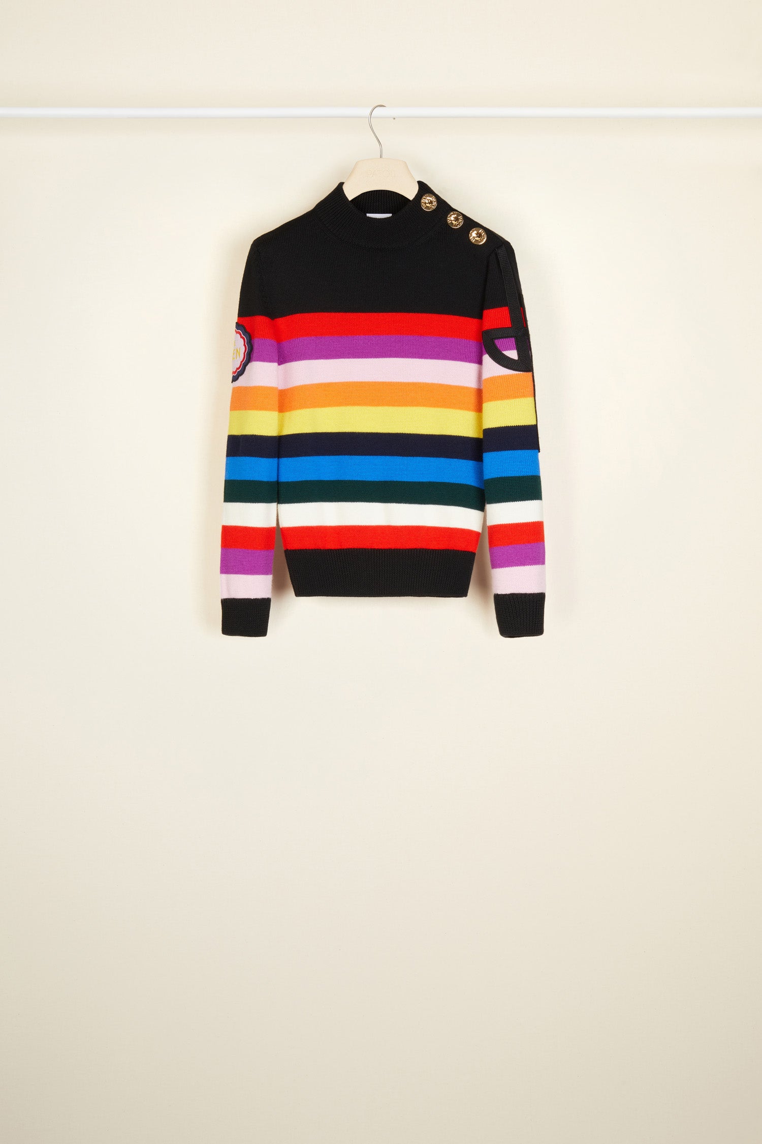 Patou - Maglione bretone a righe in lana - A Psychedelic World - Colori psichedelici e riferimenti storici trasformano un classico della maglieria.Maglione in stile bretone in lana con righe arcobaleno ispirate ai colori della stampa psichedelica dell’Atto 1. Silhouette corta con maniche a tre-quarti. Bottoni oro incisi Patou sulla spalla sinistra. Logo JP ricamato in nero sulla manica sinistra; patch ispirato alla fragranza iconica “Le Sien” sulla manica destra.