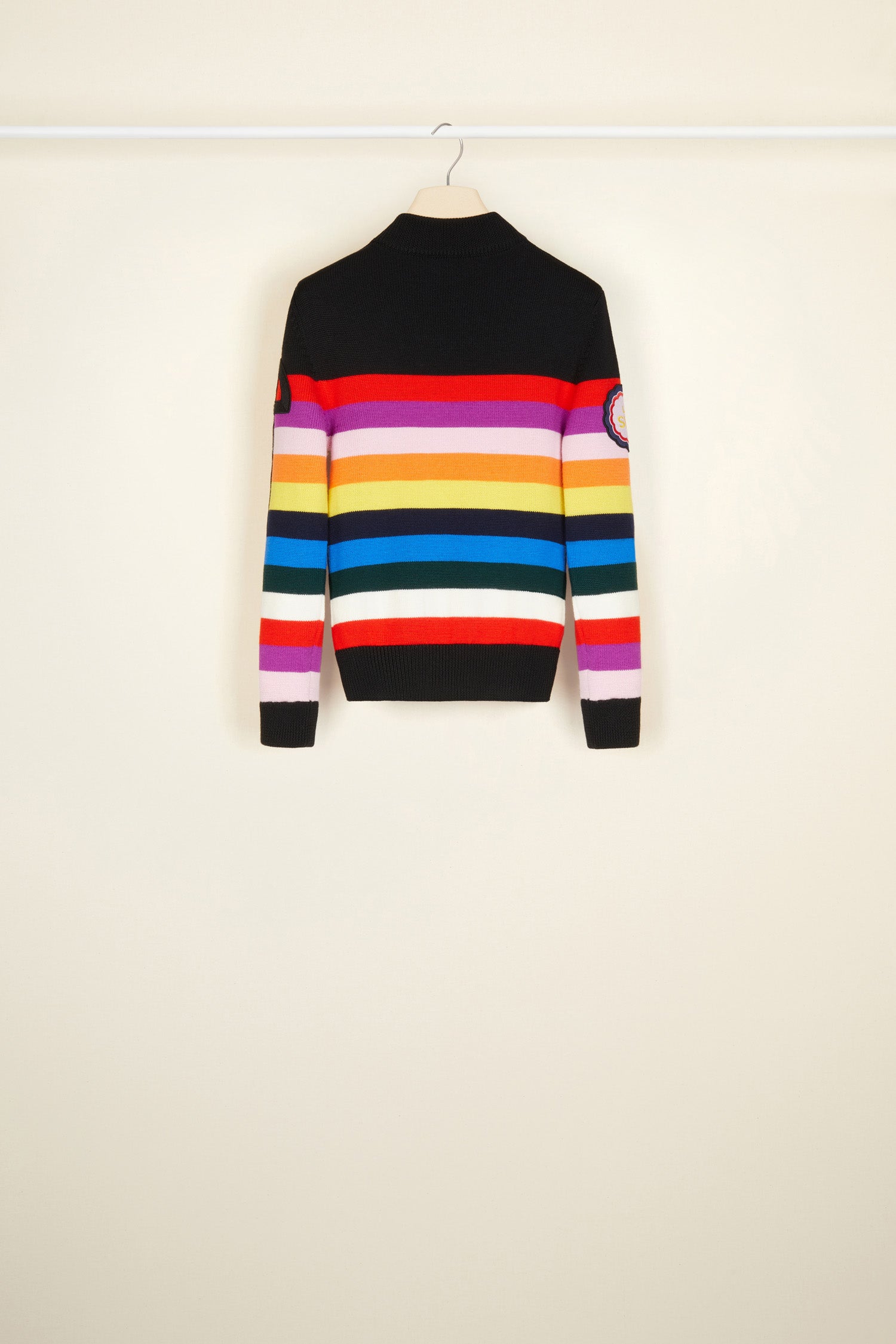 Patou - Maglione bretone a righe in lana - A Psychedelic World - Colori psichedelici e riferimenti storici trasformano un classico della maglieria.Maglione in stile bretone in lana con righe arcobaleno ispirate ai colori della stampa psichedelica dell’Atto 1. Silhouette corta con maniche a tre-quarti. Bottoni oro incisi Patou sulla spalla sinistra. Logo JP ricamato in nero sulla manica sinistra; patch ispirato alla fragranza iconica “Le Sien” sulla manica destra.