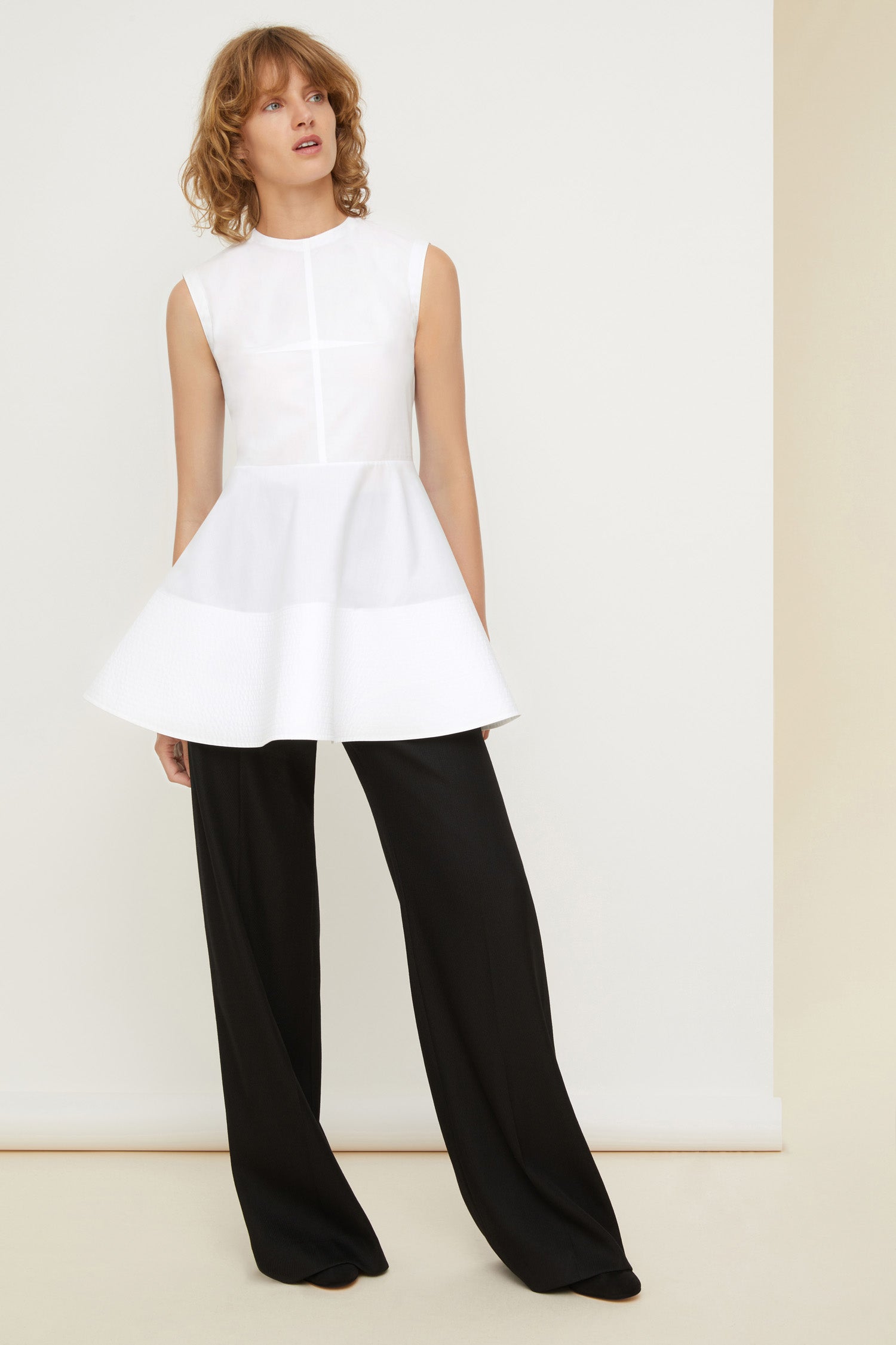 Patou - Ärmelloses Schößchen-Top aus Baumwolle - White - Ein abnehmbarer Kragen? Das ist Patou und bedeutet „spielerisches Design“. Top aus weißer Bio-Baumwoll-Popeline. Ärmelloser Stil mit Schößchen-Form. Abnehmbarer Kragen im Hemdenstil. Reißverschluss hinten. Taillensäumung für eine körpernahe Form. Steppnähte am Saum.