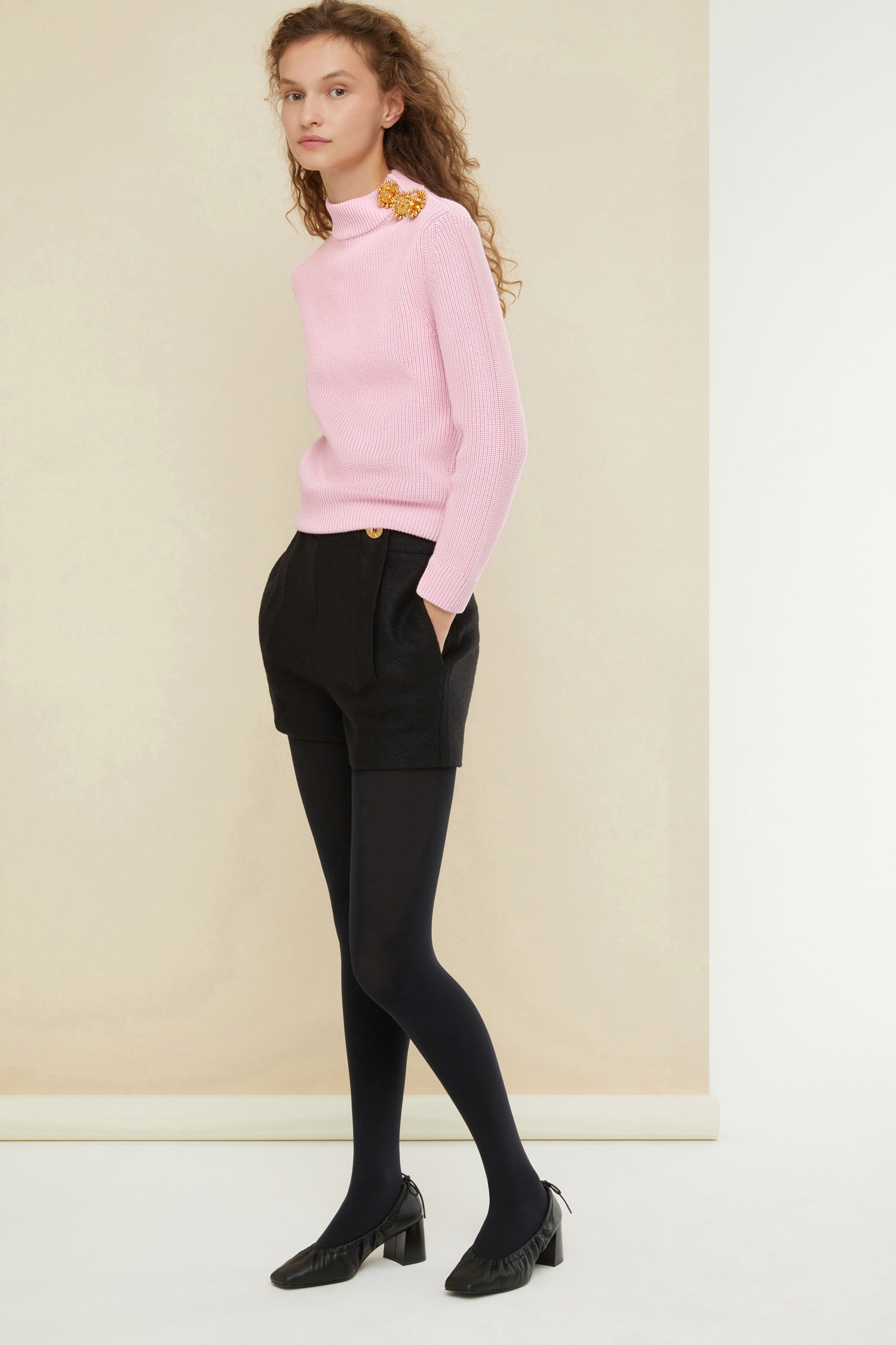 Patou - Hoch geschnittene Wollshorts - Black - Kurze Shorts? Oui, aber à la Patou. Schwarze Shorts aus Walkwolle. Hoher Bund mit goldfarbenen Knöpfen mit Gravur am Taillenabschluss. Gürtelschlaufen, seitlicher Reißverschluss. Seitentaschen. Abnäher hinten.