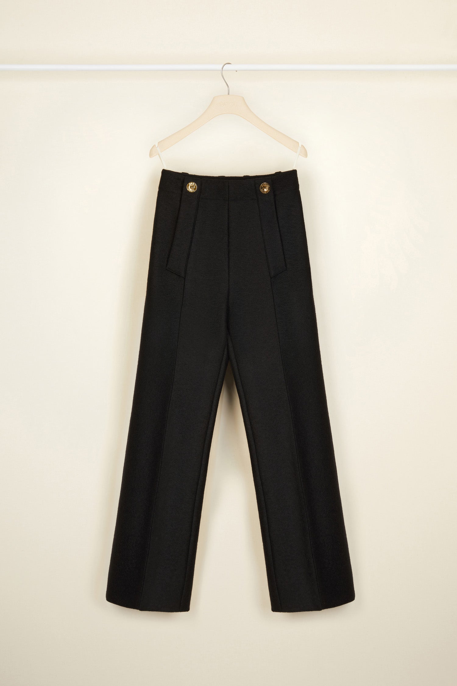 Patou - Pantalone a gamba larga in lana - Black - Lo stile Patou in lungo e in largo.Pantalone in lana cotta nera. Vita alta e gamba larga. Bottoni oro incisi JP sul fronte. Passanti per cintura e zip laterale. Tasche ai lati. Pinces sul retro.