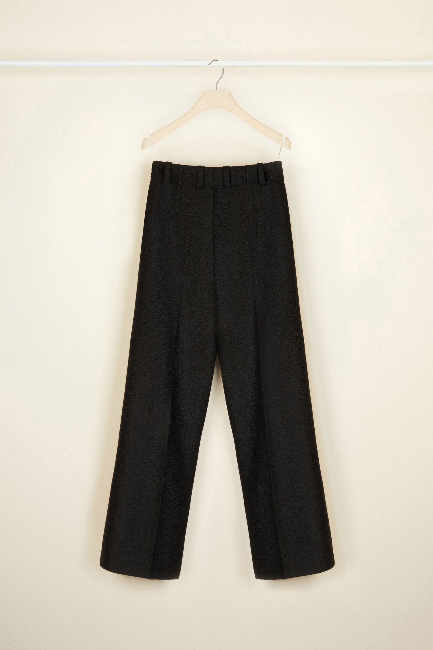 Patou - Pantalone a gamba larga in lana - Black - Lo stile Patou in lungo e in largo.Pantalone in lana cotta nera. Vita alta e gamba larga. Bottoni oro incisi JP sul fronte. Passanti per cintura e zip laterale. Tasche ai lati. Pinces sul retro.