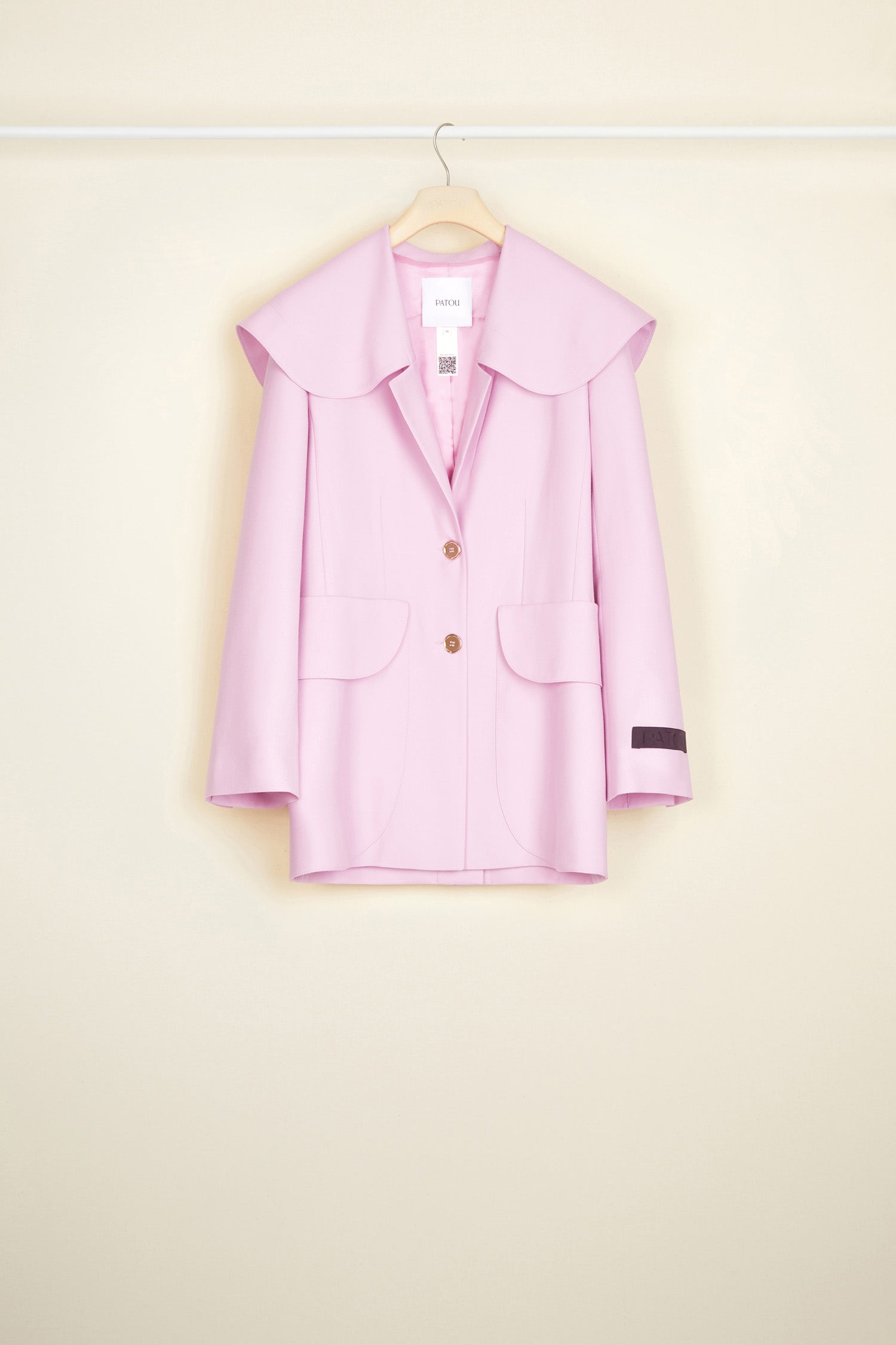 Patou - Matrosenjacke aus umweltfreundlicher Wolle - Lavender - Recycelt und neu interpretiert, ein skurriler Blazer mit einem nautischen Twist. Lavendelrosafarbene, umweltfreundliche Jacke aus Wolltwill. Oversize-Kragen im Matrosenstil mit abgerundeten Rändern. Einreihiger Stil mit zwei goldfarbenen Knöpfen mit der Patou Logo-Gravur. Abnehmbarer, breiter Gürtel an der Taille mit abgesteppten Details und Knopfverschluss. Oversize-Pattentaschen. Gesticktes, schwarzes Patou Etikett auf dem linken Ärmel. Vollständig gefüttert.