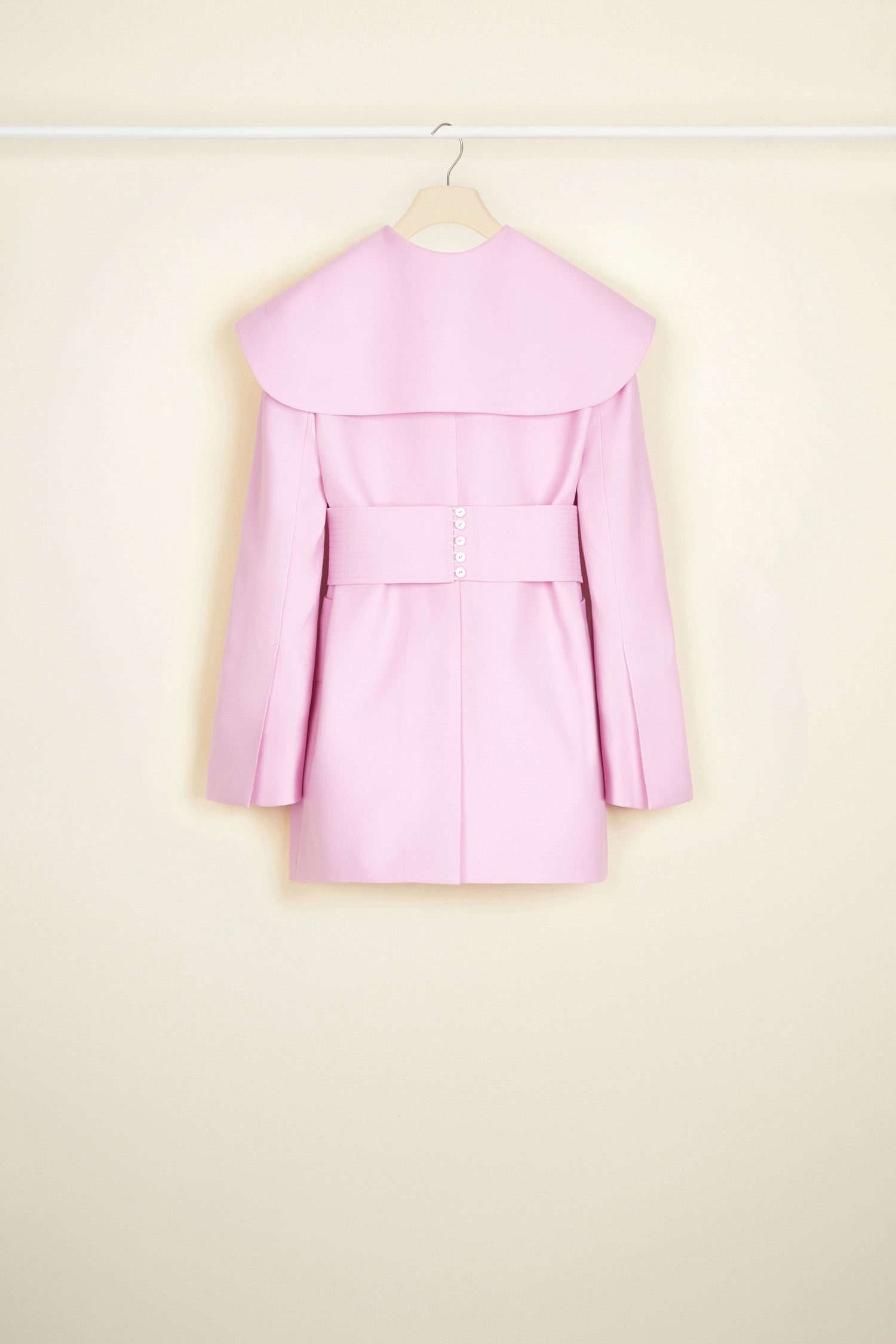 Patou - Matrosenjacke aus umweltfreundlicher Wolle - Lavender - Recycelt und neu interpretiert, ein skurriler Blazer mit einem nautischen Twist. Lavendelrosafarbene, umweltfreundliche Jacke aus Wolltwill. Oversize-Kragen im Matrosenstil mit abgerundeten Rändern. Einreihiger Stil mit zwei goldfarbenen Knöpfen mit der Patou Logo-Gravur. Abnehmbarer, breiter Gürtel an der Taille mit abgesteppten Details und Knopfverschluss. Oversize-Pattentaschen. Gesticktes, schwarzes Patou Etikett auf dem linken Ärmel. Vollständig gefüttert.