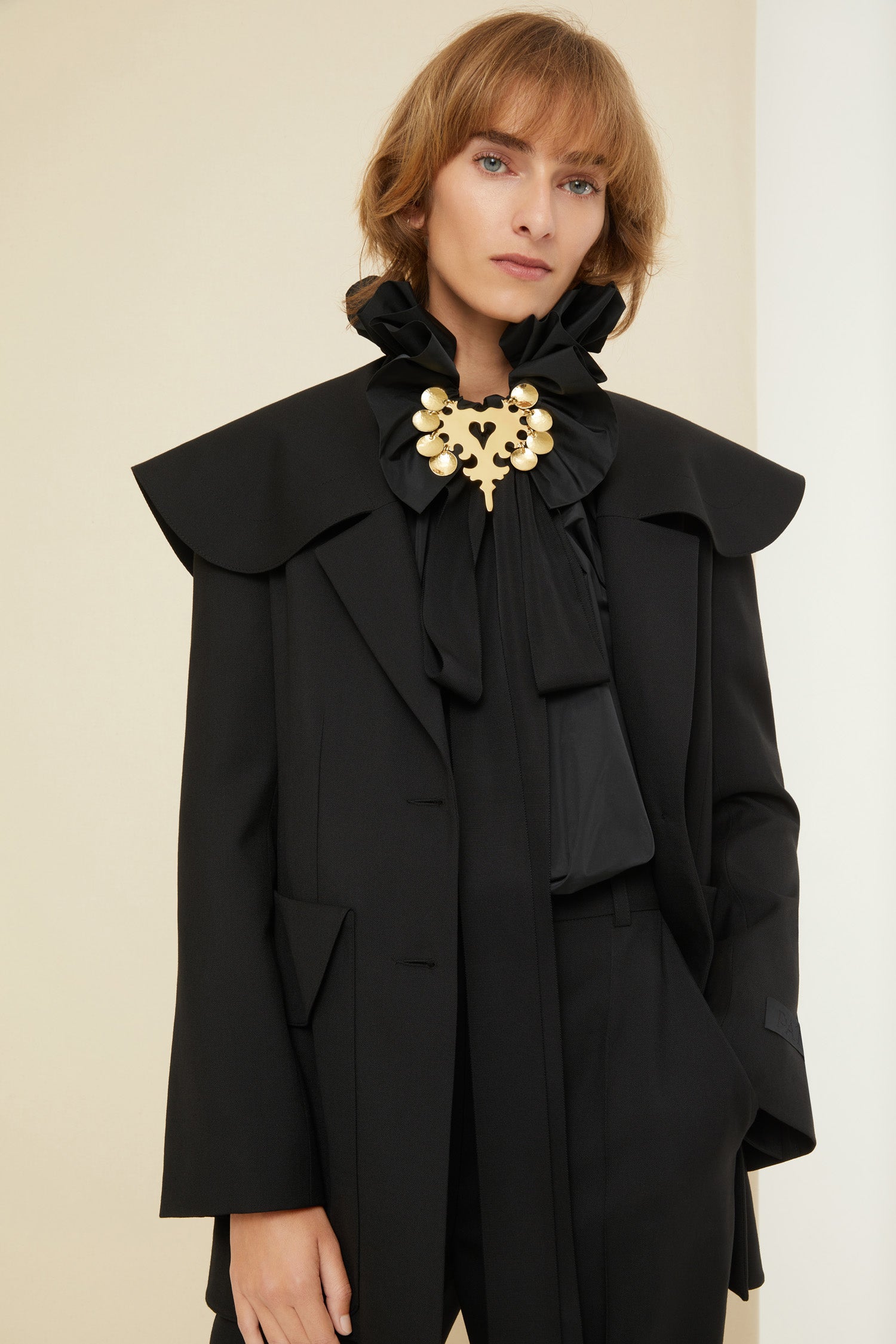 Patou - Matrosenjacke aus umweltfreundlicher Wolle - Black - Recycelt und neu interpretiert, ein skurriler Blazer mit einem nautischen Twist. Schwarze Jacke aus umweltfreundlichem Wolltwill. Oversize-Kragen im Matrosenstil mit abgerundeten Rändern. Einreihiger Stil mit zwei goldfarbenen Knöpfen mit der Patou Logo-Gravur. Abnehmbarer, breiter Gürtel an der Taille mit abgesteppten Details und Knopfverschluss. Oversize-Pattentaschen. Gesticktes, schwarzes Patou Etikett auf dem linken Ärmel. Vollständig gefüttert.