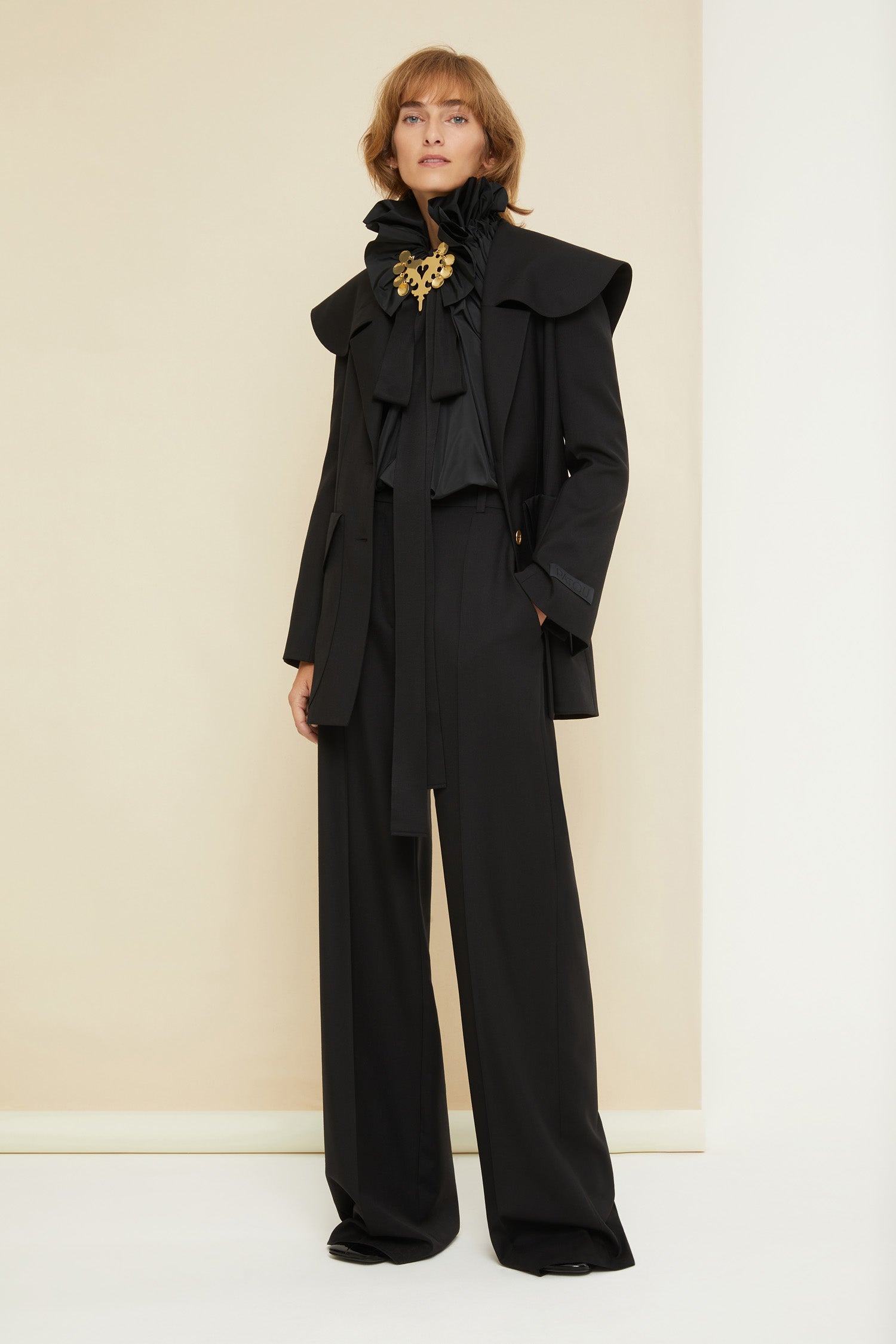 Patou - Matrosenjacke aus umweltfreundlicher Wolle - Black - Recycelt und neu interpretiert, ein skurriler Blazer mit einem nautischen Twist. Schwarze Jacke aus umweltfreundlichem Wolltwill. Oversize-Kragen im Matrosenstil mit abgerundeten Rändern. Einreihiger Stil mit zwei goldfarbenen Knöpfen mit der Patou Logo-Gravur. Abnehmbarer, breiter Gürtel an der Taille mit abgesteppten Details und Knopfverschluss. Oversize-Pattentaschen. Gesticktes, schwarzes Patou Etikett auf dem linken Ärmel. Vollständig gefüttert.