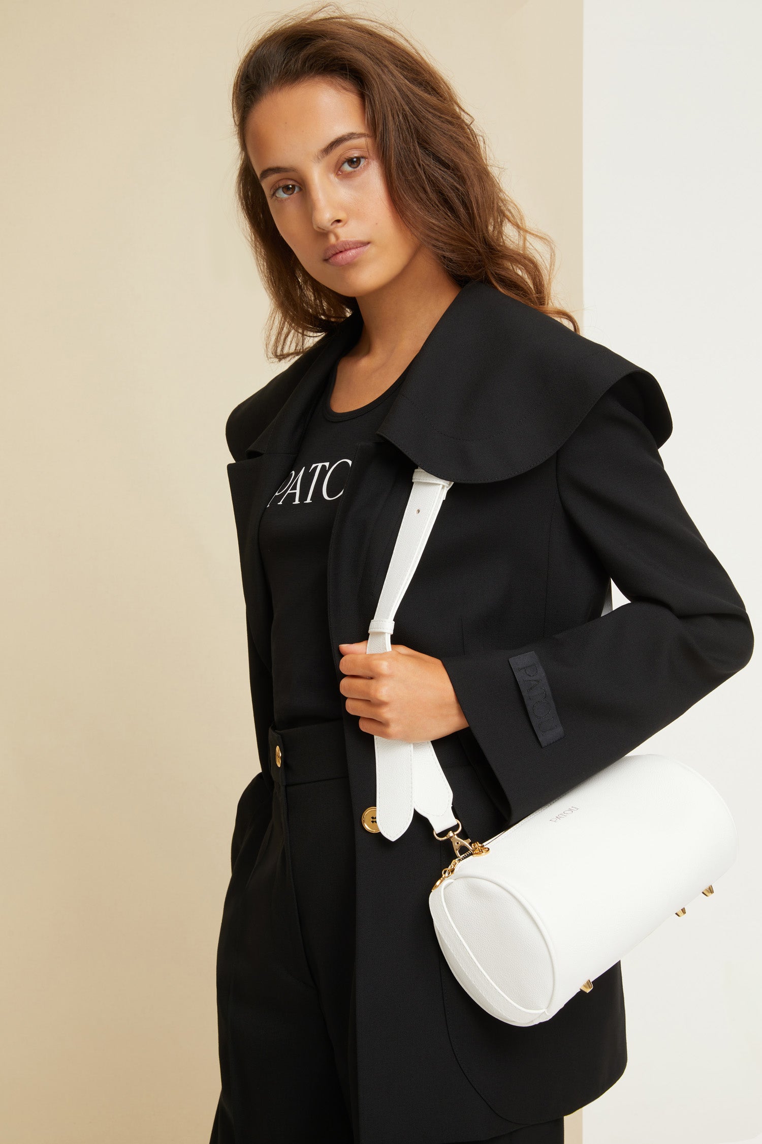 Patou - Matrosenjacke aus umweltfreundlicher Wolle - Black - Recycelt und neu interpretiert, ein skurriler Blazer mit einem nautischen Twist. Schwarze Jacke aus umweltfreundlichem Wolltwill. Oversize-Kragen im Matrosenstil mit abgerundeten Rändern. Einreihiger Stil mit zwei goldfarbenen Knöpfen mit der Patou Logo-Gravur. Abnehmbarer, breiter Gürtel an der Taille mit abgesteppten Details und Knopfverschluss. Oversize-Pattentaschen. Gesticktes, schwarzes Patou Etikett auf dem linken Ärmel. Vollständig gefüttert.