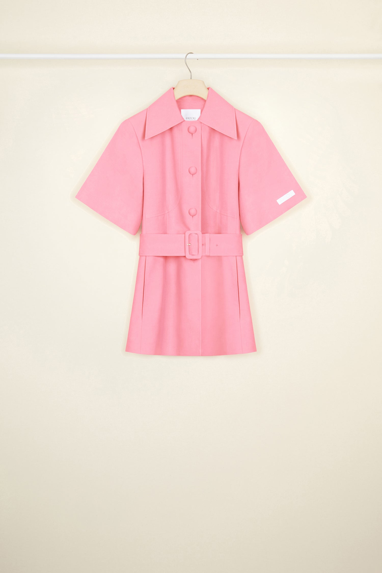 Patou - Belted short sleeve jacket in organic cotton and wool - Rose - Tailoring with a sweet tooth? Très Patou. Rose pink organic cotton and wool jacket. Spread collar. Short sleeves with Patou label on the left cuff. Button fastening with fabric covered buttons. Curved seams at the bust with chest darts. Wide adjustable belt with fabric-covered. Seam pockets at the sides. Single vent at the back.