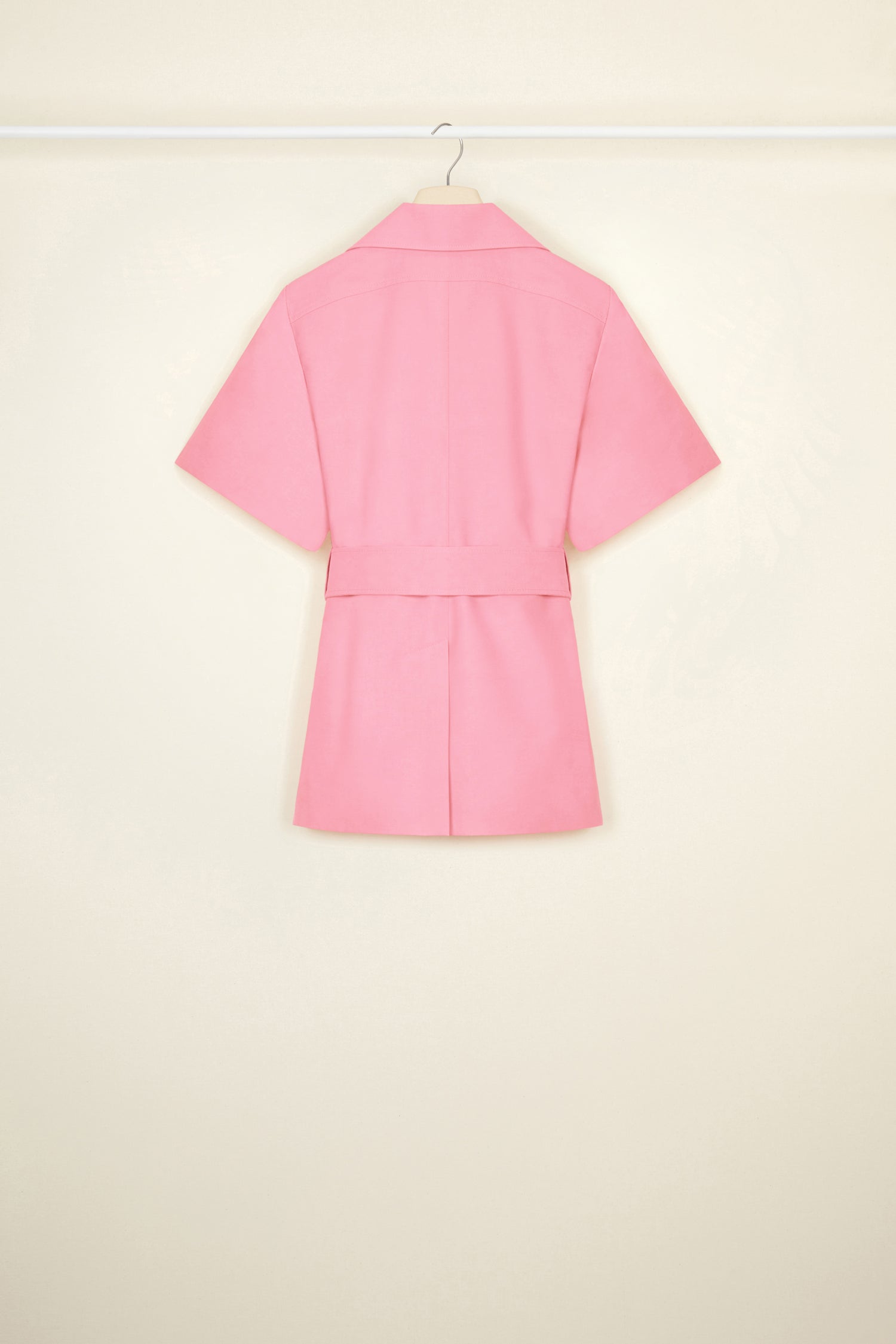 Patou - Belted short sleeve jacket in organic cotton and wool - Rose - Tailoring with a sweet tooth? Très Patou. Rose pink organic cotton and wool jacket. Spread collar. Short sleeves with Patou label on the left cuff. Button fastening with fabric covered buttons. Curved seams at the bust with chest darts. Wide adjustable belt with fabric-covered. Seam pockets at the sides. Single vent at the back.