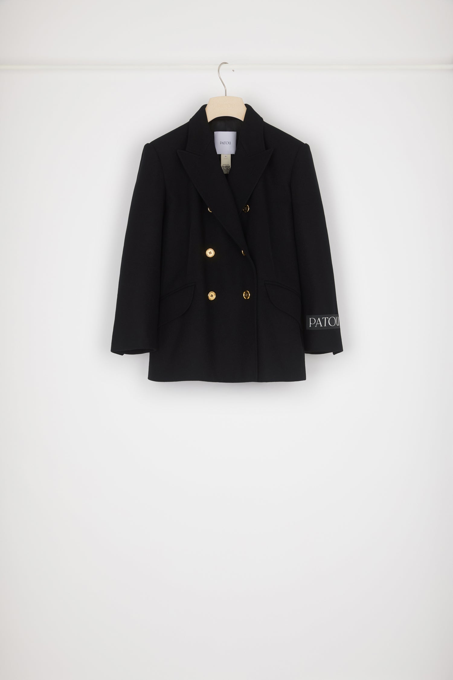 Patou - Giaca doppiopetto iconica in lana e cachemire - Black - Un classico sartoriale con un tocco d'oro.Giacca doppiopetto in flanella di lana e cachemire nera. Bottoni oro incisi Patou. Fodera in twill, costruzione morbida e comoda. Due tasche con pattina sul fronte, tasca interna. Etichetta Patou sulla manica. Spacco posteriore con chiusura a bottone.