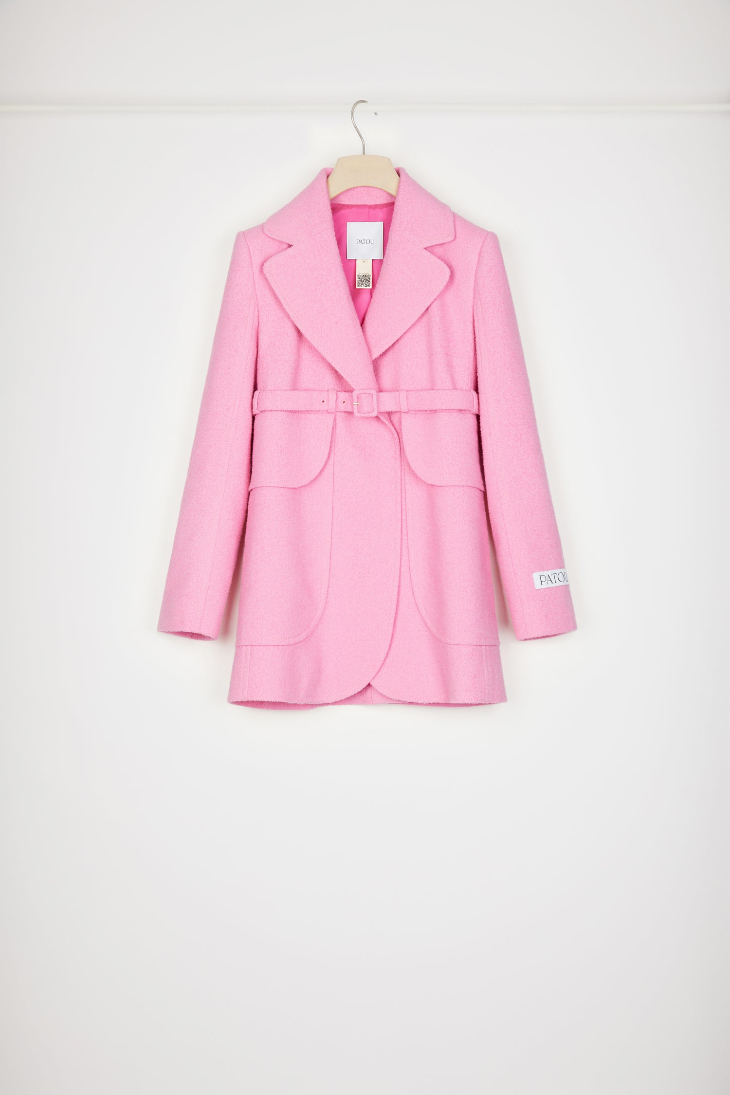 Patou - Veste longue en tweed de coton bio mélangé - Begonia Pink - Patou, le tailleur qui ravit les coeurs.Veste en tweed de coton bio mélangé rose bégonia. Silhouette longue. Revers cranté. Gorge caché avec boutons dorés gravés Patou. Couture arrondie signature au dos. Ceinture régable se portant haut à la taille. Maxi poches plaquées sur le devant. Étiquette Patou signature sur la manche gauche. Poignets fendus. Fente haute au dos. Entièrement doublée.