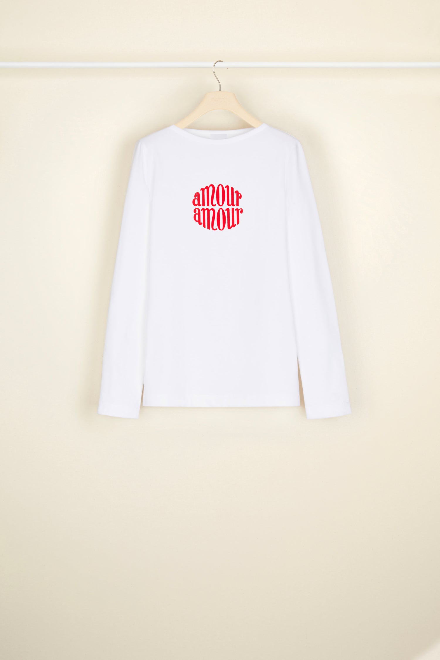Patou - オーガニックコットン‘Amour Amour’ロングスリーブ トップ - White - “Amour Amour(愛、愛)”と2回唱えて誓う、永遠の愛。 ホワイトのオーガニックコットン製トップ。伝統的なセーラーストライプに着想を得たロングスリーブ ボートネック デザイン。レギュラーフィット。フロントにジャン パトゥ パフュームの伝統からインスピレーションを得たレッドの‘Amour Amour’ロゴ。