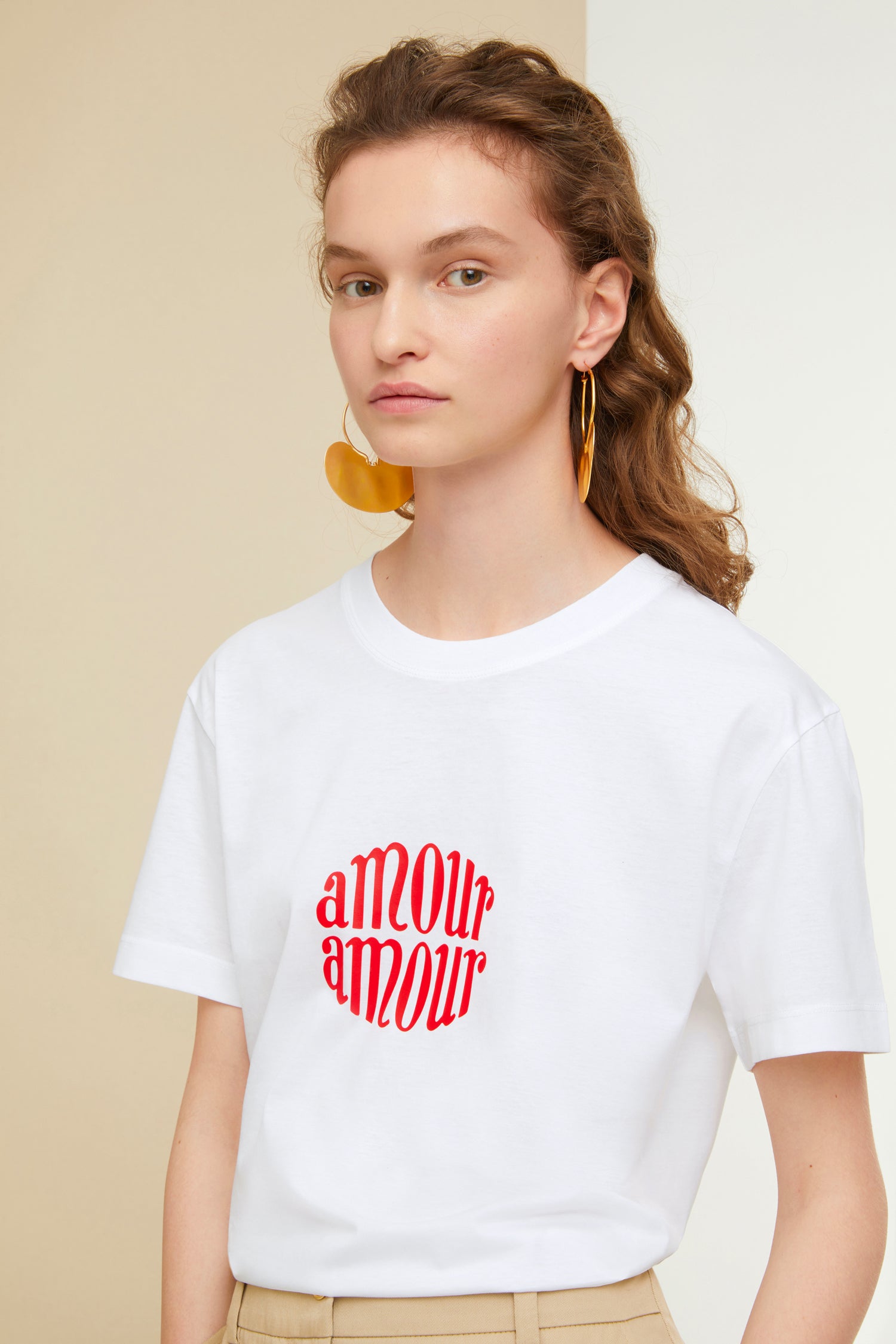 Patou - T-shirt Amour Amour en coton bio - White - Amour Amour, une icône du passé se conjugue au présent.T-shirt en coton bio blanc. Col rond, coupe classique. Logo Amour Amour rouge tiré des archives des parfums Jean Patou.