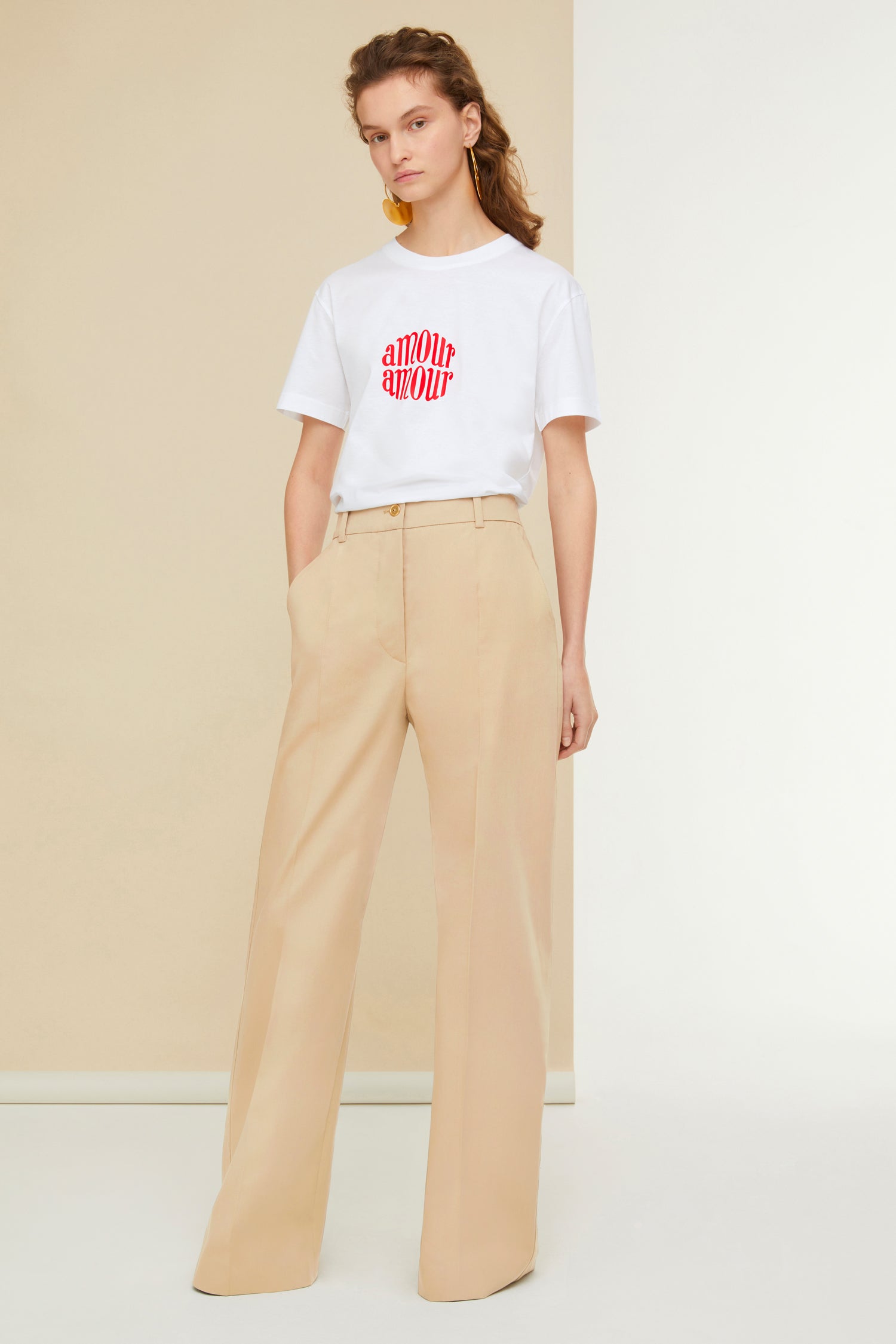 Patou - T-shirt Amour Amour en coton bio - White - Amour Amour, une icône du passé se conjugue au présent.T-shirt en coton bio blanc. Col rond, coupe classique. Logo Amour Amour rouge tiré des archives des parfums Jean Patou.