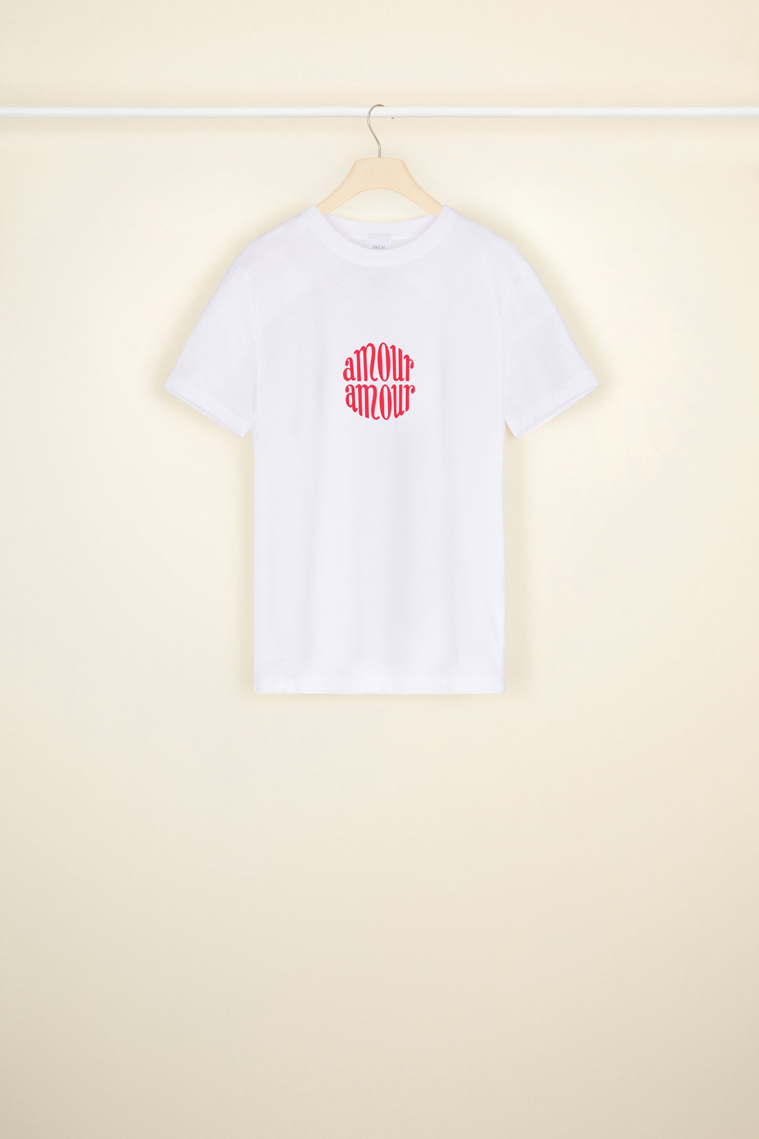 Patou - T-shirt Amour Amour en coton bio - White - Amour Amour, une icône du passé se conjugue au présent.T-shirt en coton bio blanc. Col rond, coupe classique. Logo Amour Amour rouge tiré des archives des parfums Jean Patou.