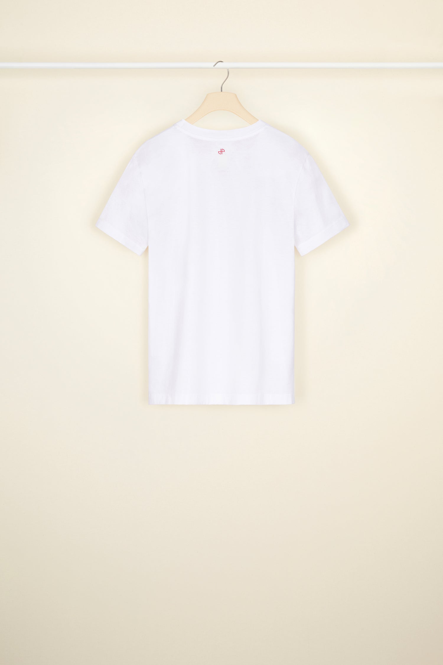 Patou - T-shirt Amour Amour en coton bio - White - Amour Amour, une icône du passé se conjugue au présent.T-shirt en coton bio blanc. Col rond, coupe classique. Logo Amour Amour rouge tiré des archives des parfums Jean Patou.