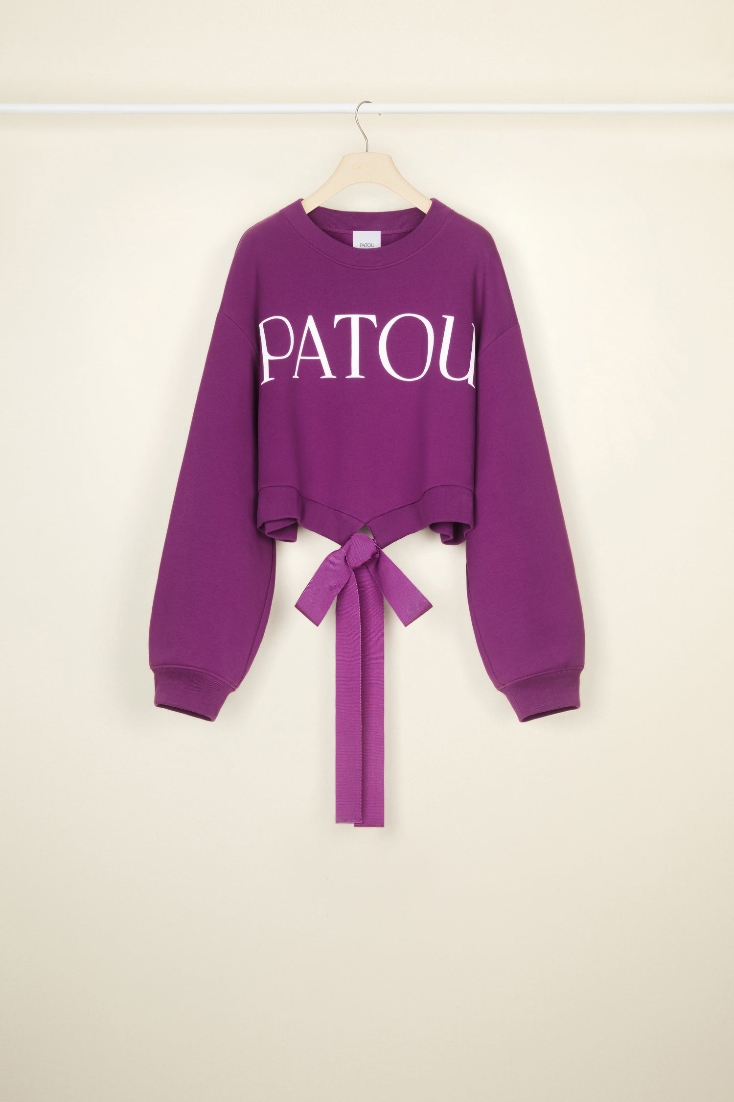 Patou - Felpa Patou corta in cotone bio - Anemone - Il perfetto mix di comfort e couture: la felpa secondo Patou.Felpa in cotone bio viola anemone. Modello corto e oversize. Collo rotondo. Bordi a costine. Logo Patou stampato sul fronte. Vita con coulisse in grosgrain.