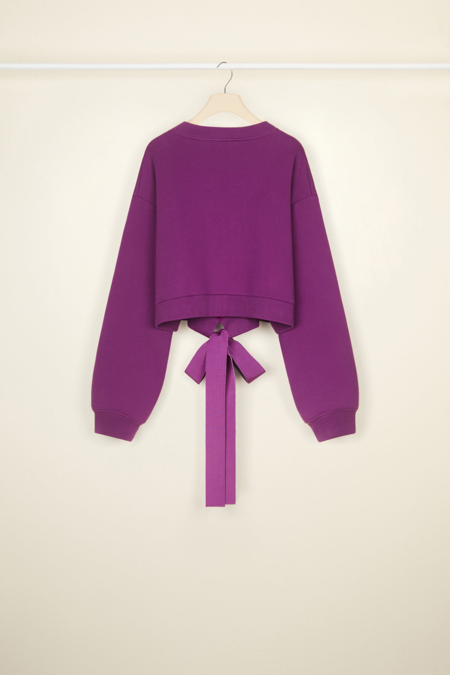 Patou - Felpa Patou corta in cotone bio - Anemone - Il perfetto mix di comfort e couture: la felpa secondo Patou.Felpa in cotone bio viola anemone. Modello corto e oversize. Collo rotondo. Bordi a costine. Logo Patou stampato sul fronte. Vita con coulisse in grosgrain.