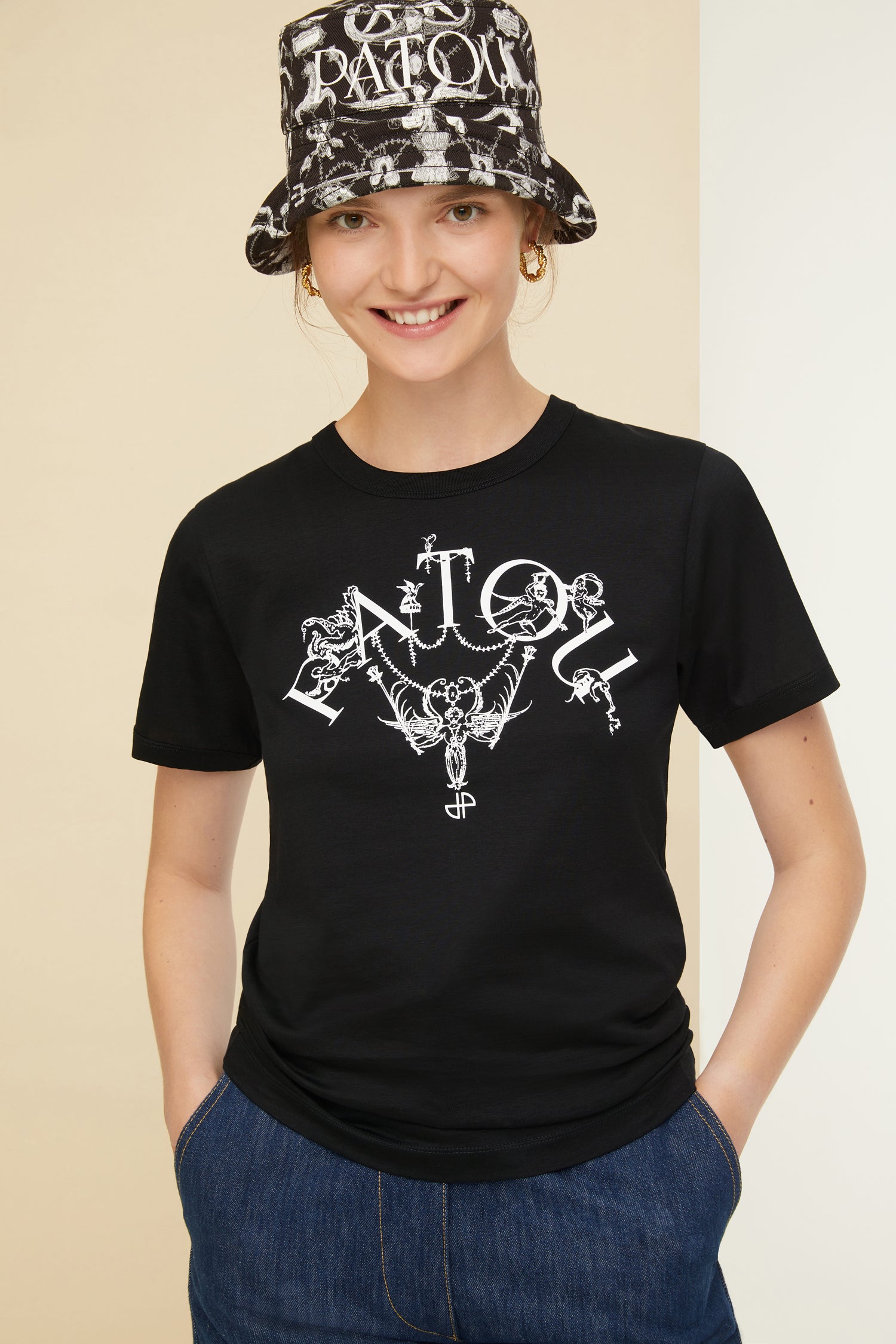 Patou - Maglietta “Racconti e leggende” in cotone bio - Black - Patou rende il classico un po’ più magico.Maglietta in cotone bio nero. Collo rotondo. Logo Patou rivisitato con personaggi e dettagli della stampa “Racconti e leggende”. Monogramma JP.