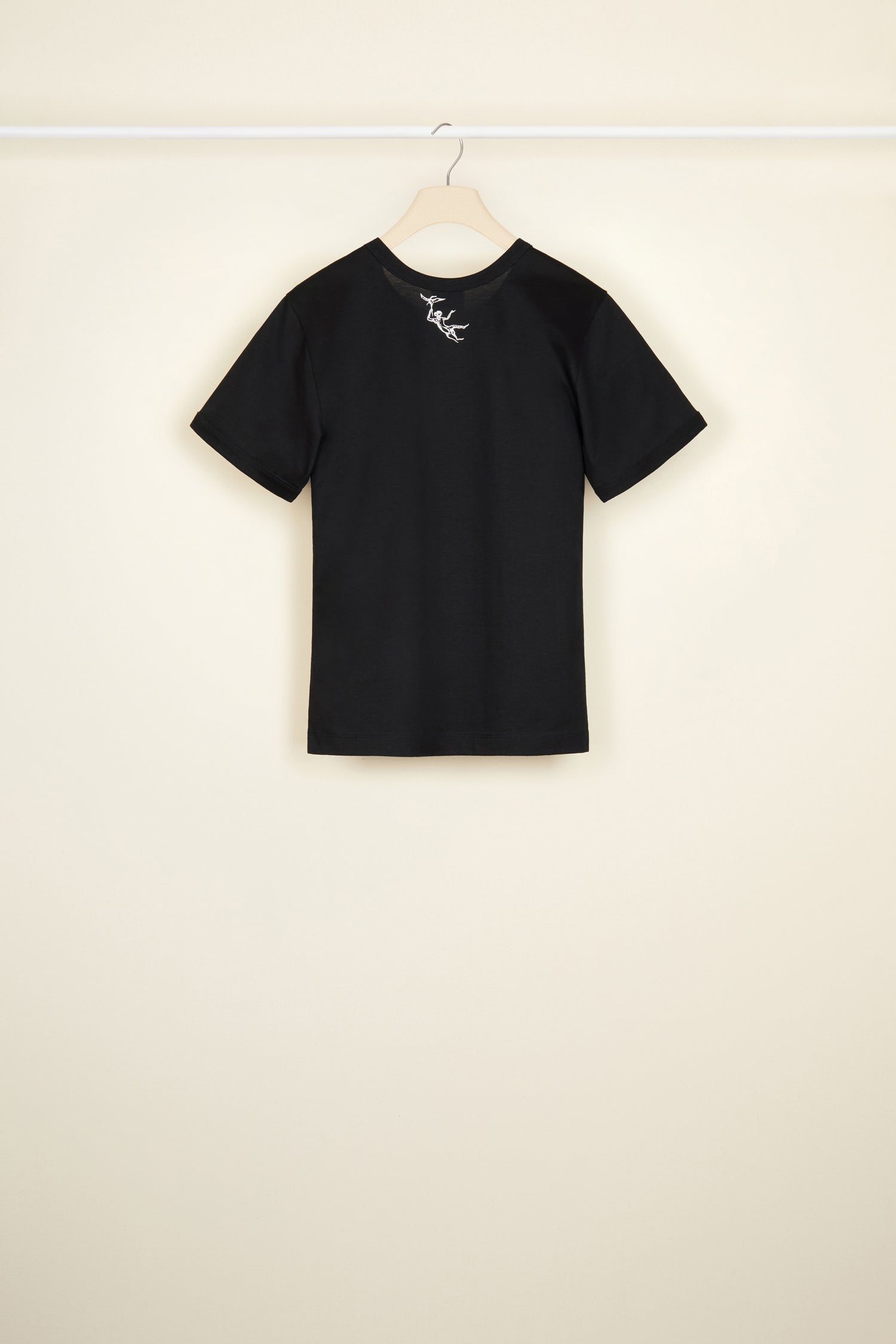 Patou - Maglietta “Racconti e leggende” in cotone bio - Black - Patou rende il classico un po’ più magico.Maglietta in cotone bio nero. Collo rotondo. Logo Patou rivisitato con personaggi e dettagli della stampa “Racconti e leggende”. Monogramma JP.