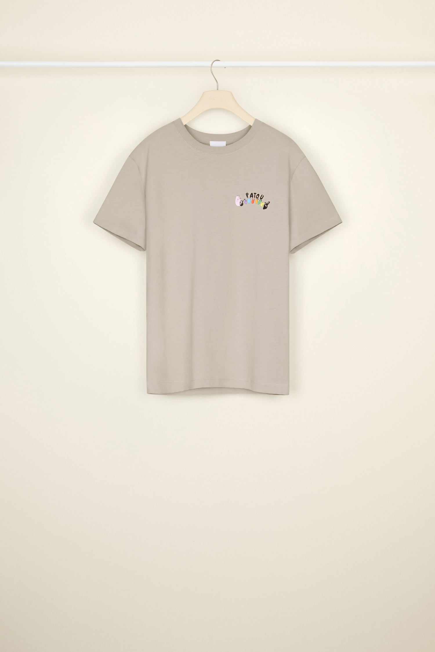 Patou - Maglietta Barbapatou in cotone bio - Parchment - Tu li vedi trasformare come gli va, ora in una stampa Barbapatou giocosa e colorata. Maglietta in cotone bio beige pergamena. Modello della collezione capsule Barbapatou creata in collaborazione esclusiva con Barbapapà. Collo rotondo. Barbapatou stampato in lettere Barbapapà sul davanti. Monogramma JP ricreato con i personaggi Barbapapà sul retro.Look unisex (per gli uomini: prendere una taglia in più).