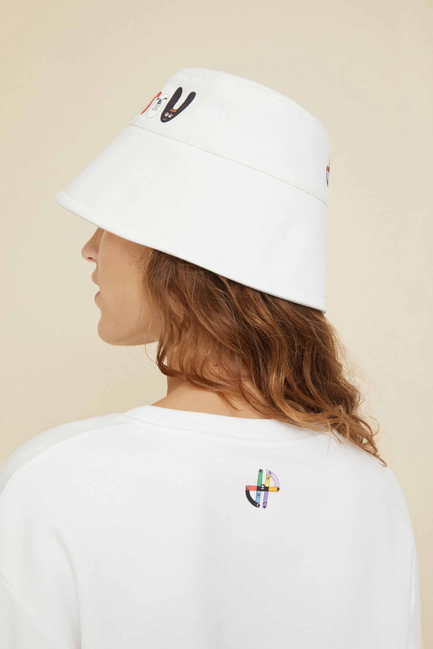 Patou - Felpa Barbapatou in cotone bio - White - Ecco arrivare i Barbapatou. Felpa in cotone bio bianco. Modello della collezione capsule Barbapatou creata in collaborazione esclusiva con Barbapapà. Collo rotondo. Collo, polsini e orlo a costine. Barbapatou stampato in lettere Barbapapà sul davanti. Monogramma JP ricreato con i personaggi Barbapapà sul retro.Look unisex (per gli uomini: prendere una taglia in più).
