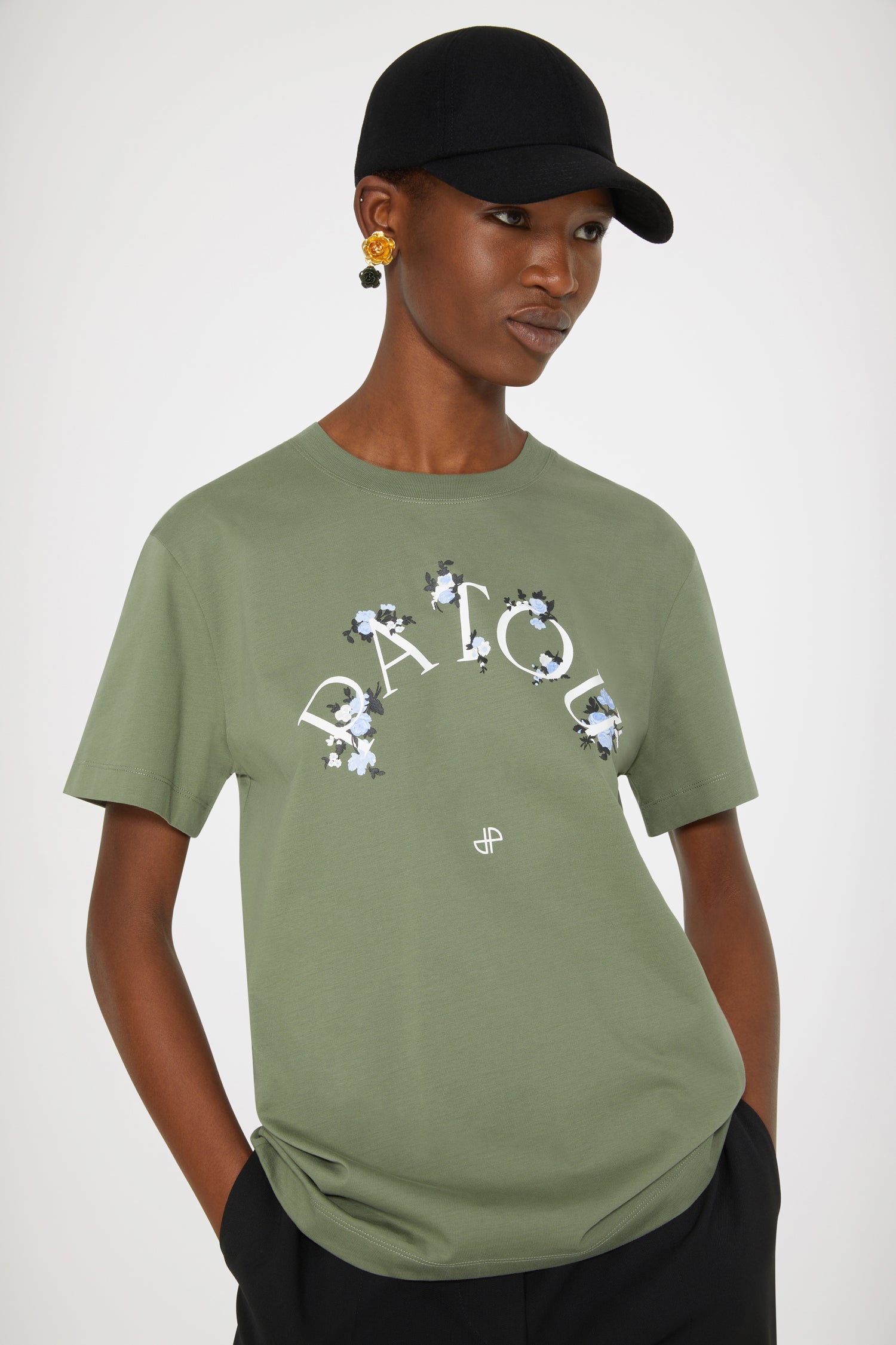 Patou - Patou T-Shirt in Blumenoptik aus Bio-Baumwolle - Khaki Green - Sagen Sie es durch die Blume: PATOU! T-Shirt aus Bio-Baumwolle in Khaki. Rundhalsausschnitt. Weißes Patou Logo und Monogramm vorne.
