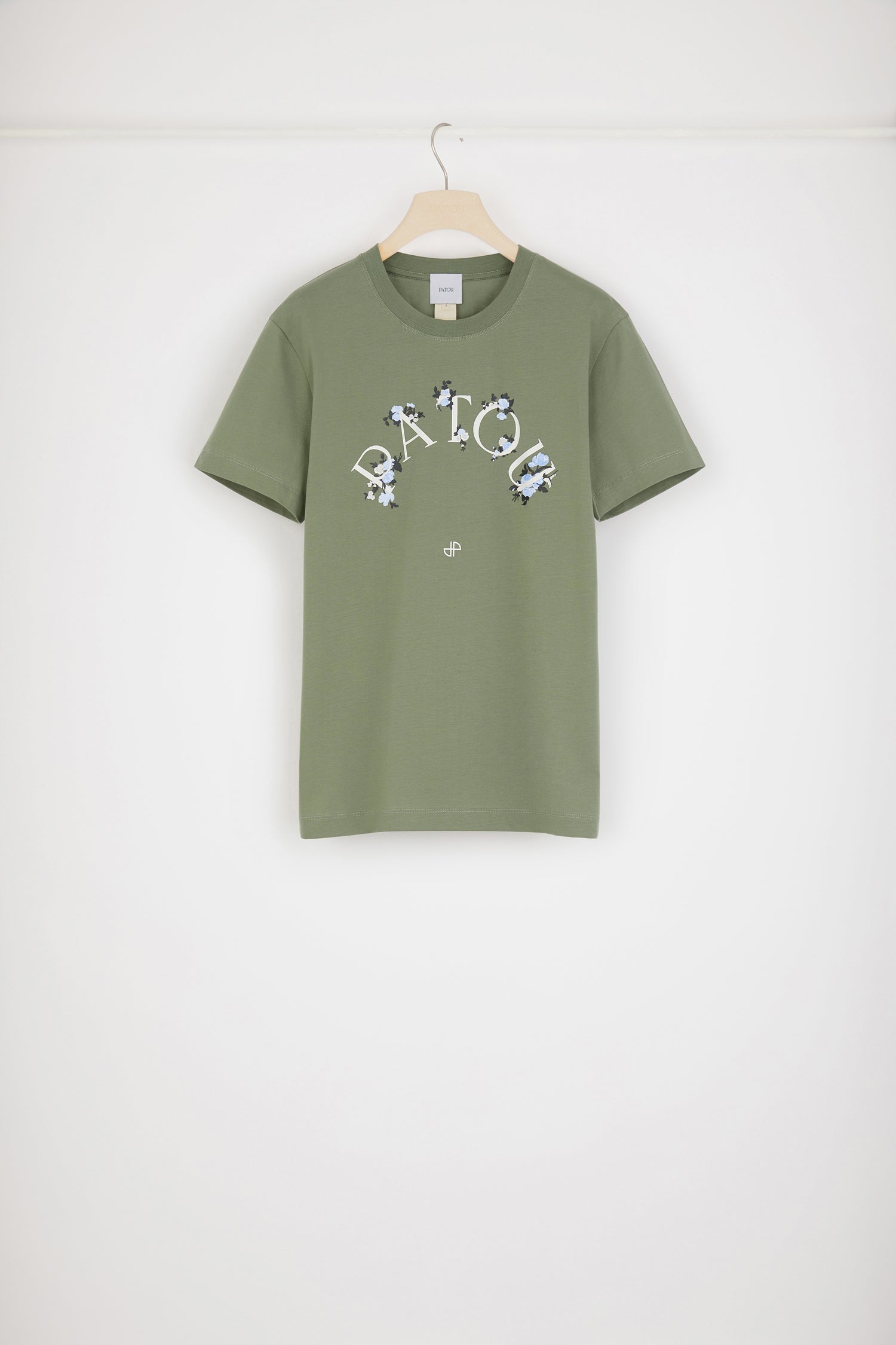 Patou - Patou T-Shirt in Blumenoptik aus Bio-Baumwolle - Khaki Green - Sagen Sie es durch die Blume: PATOU! T-Shirt aus Bio-Baumwolle in Khaki. Rundhalsausschnitt. Weißes Patou Logo und Monogramm vorne.