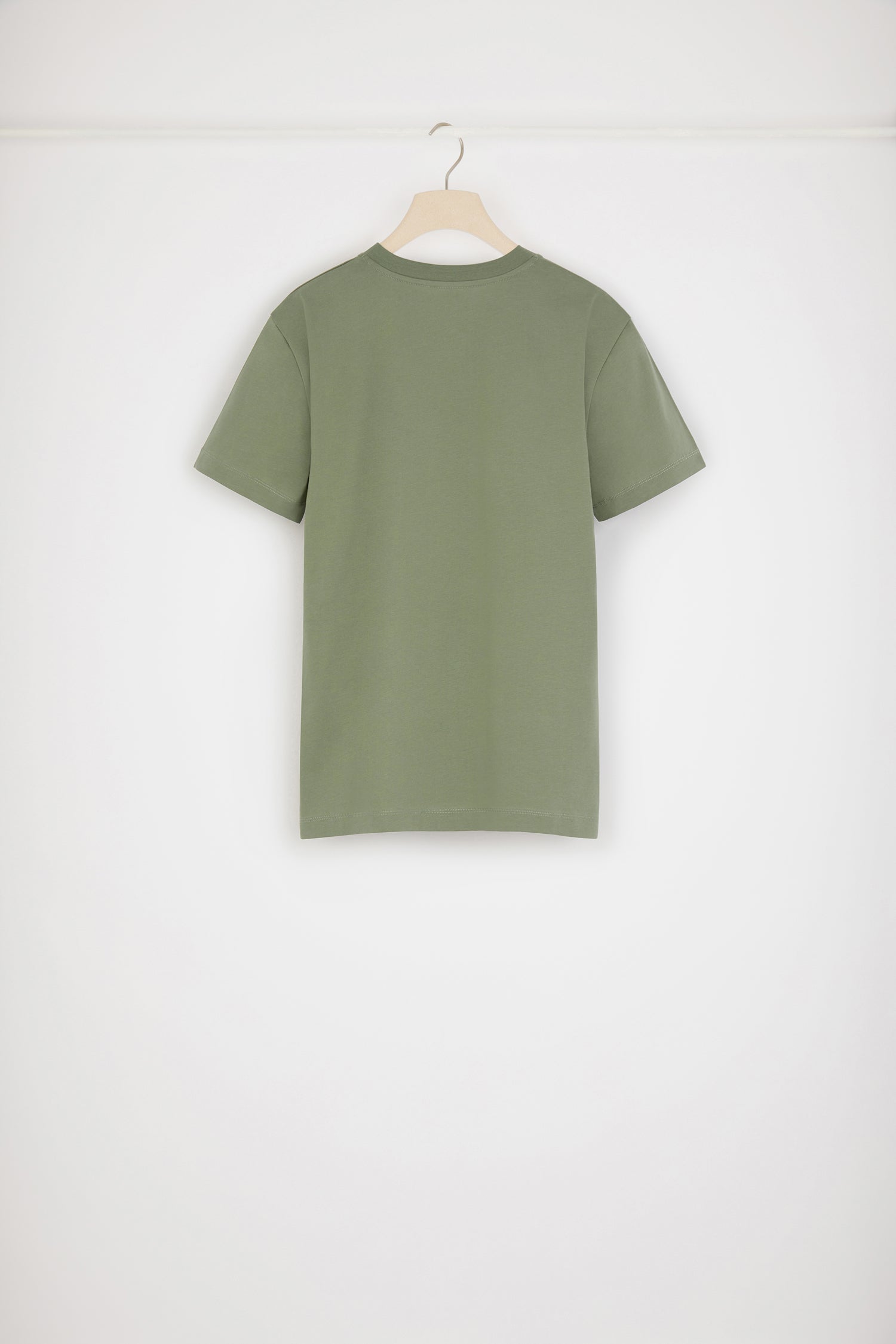 Patou - Patou T-Shirt in Blumenoptik aus Bio-Baumwolle - Khaki Green - Sagen Sie es durch die Blume: PATOU! T-Shirt aus Bio-Baumwolle in Khaki. Rundhalsausschnitt. Weißes Patou Logo und Monogramm vorne.