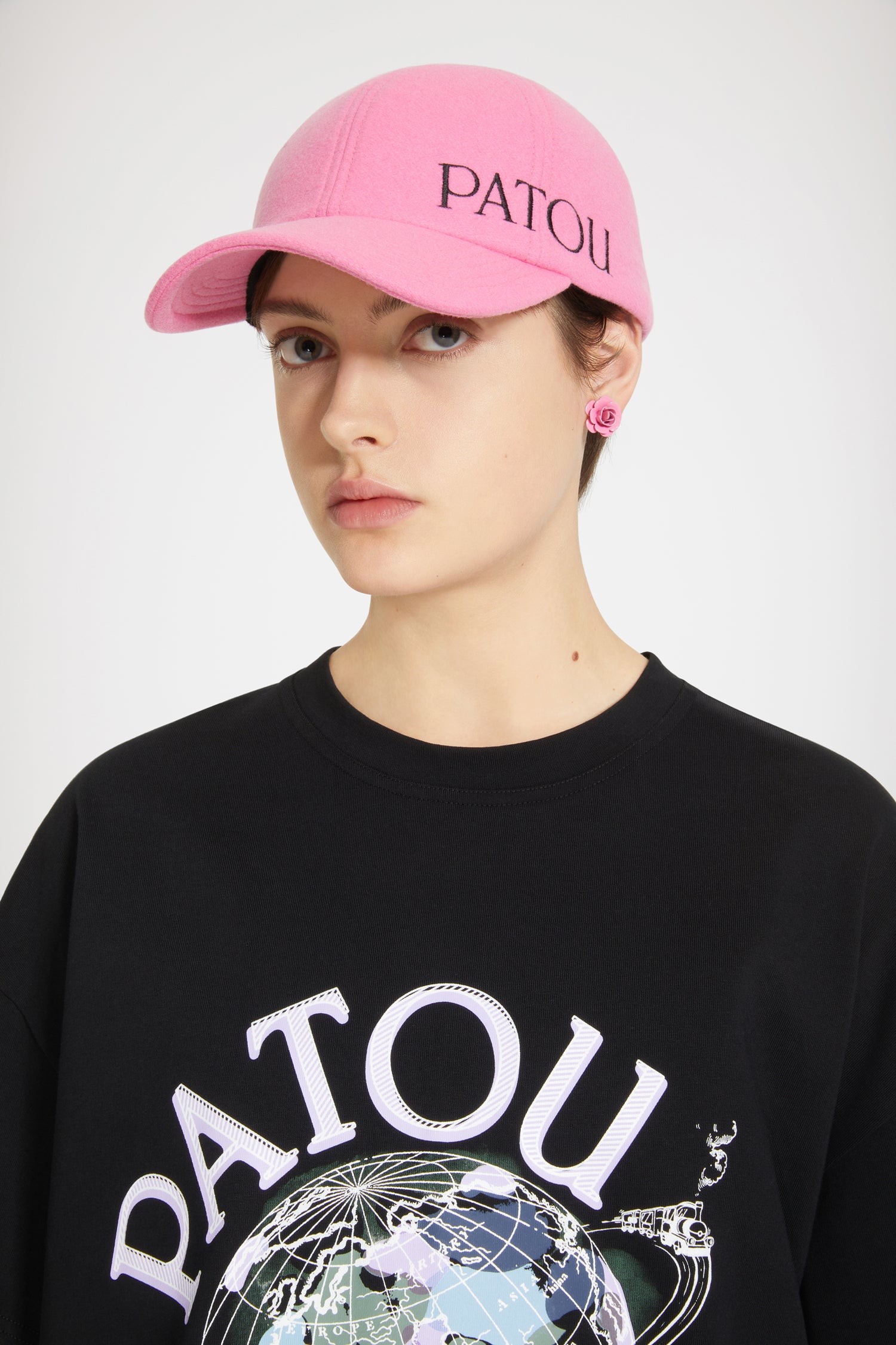 Patou - Maglietta Patou Tour in cotone bio - Black - Nuove avventure in tutto il mondo dal 2019. Maglietta in cotone bio nero. Vestibilità oversize. Stampa Patou Tour con logo e mappamondo. Monogramma JP sul retro. Look unisex (per gli uomini: prendere una taglia in più).