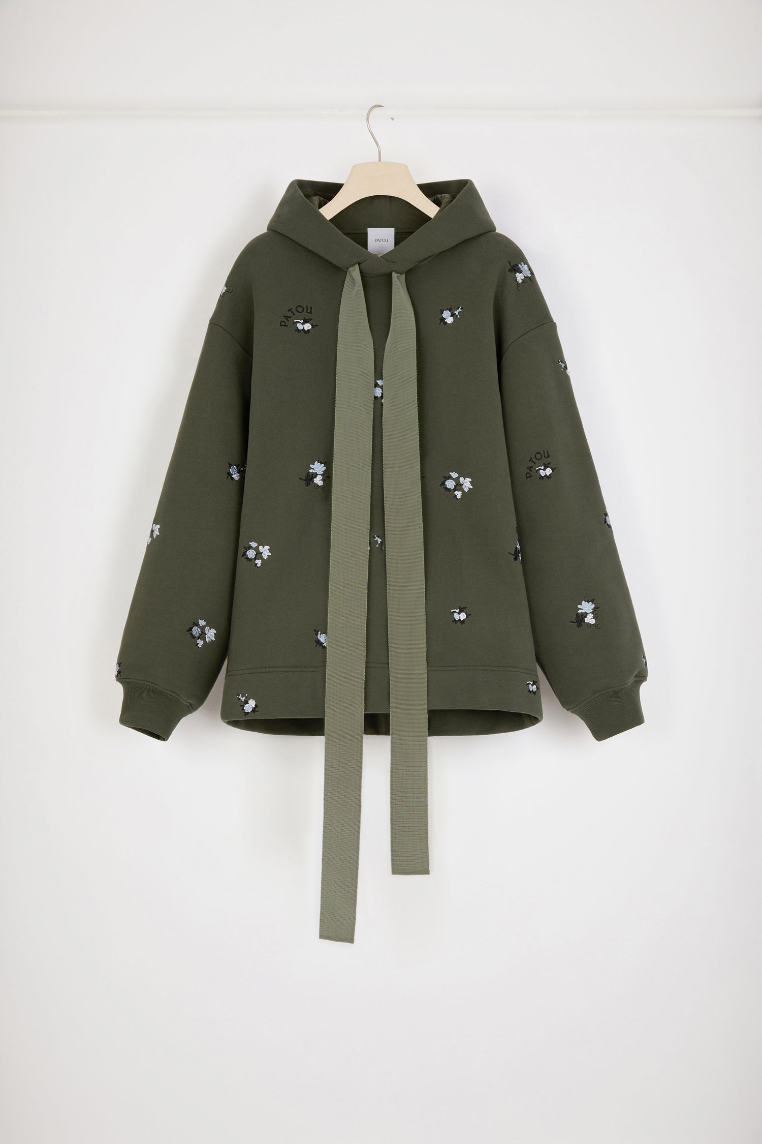 Patou - 자수 장식 오가닉 코튼 후디 - Khaki Green - 단순한 스웻셔츠 그 이상으로 새로운 파투의 시그니처로 자리 잡은 후디.카키 컬러의 코튼 소재 스웻셔츠. 오버사이즈 핏. 그로그랭 드로스트링 후드 칼라. 파투 로고와 올오버 플로럴 자수 장식. 립 처리한 커프스.루즈 핏(밀착되는 핏을 원할 시 한 사이즈 작게 선택하세요).