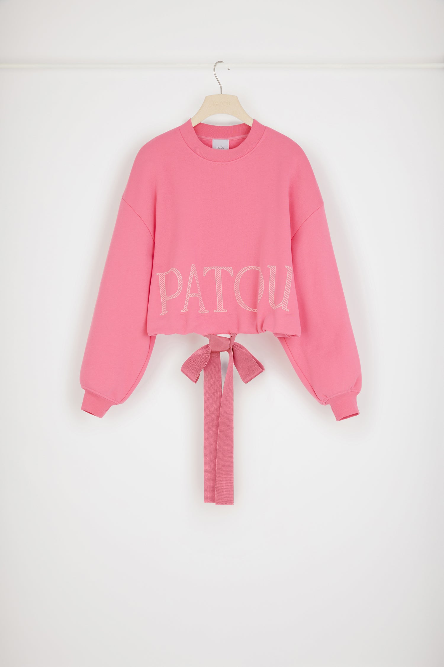 Patou - Kurz geschnittenes Sweatshirt mit Zugband aus Bio-Baumwolle - Pink - Bühne frei für das Ripsband! Sweatshirt aus Bio-Baumwolle in Rosa. Kurz geschnitten. Rundhalsausschnitt. Kragen und Ärmelabschlüsse gerippt. Tief angesetzte Ärmel. Patou Logo in schraffierten Buchstaben. Zugbandsaum aus Ripsband. Lockerer Schnitt (für einen körperbetonteren Stil bitte eine Größe kleiner wählen).