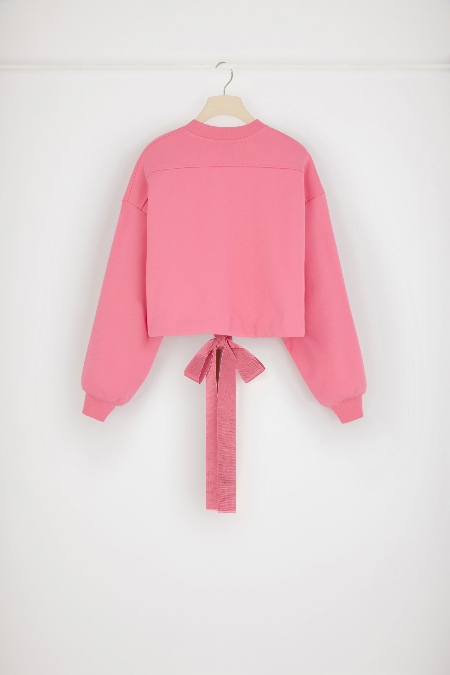 Patou - Kurz geschnittenes Sweatshirt mit Zugband aus Bio-Baumwolle - Pink - Bühne frei für das Ripsband! Sweatshirt aus Bio-Baumwolle in Rosa. Kurz geschnitten. Rundhalsausschnitt. Kragen und Ärmelabschlüsse gerippt. Tief angesetzte Ärmel. Patou Logo in schraffierten Buchstaben. Zugbandsaum aus Ripsband. Lockerer Schnitt (für einen körperbetonteren Stil bitte eine Größe kleiner wählen).