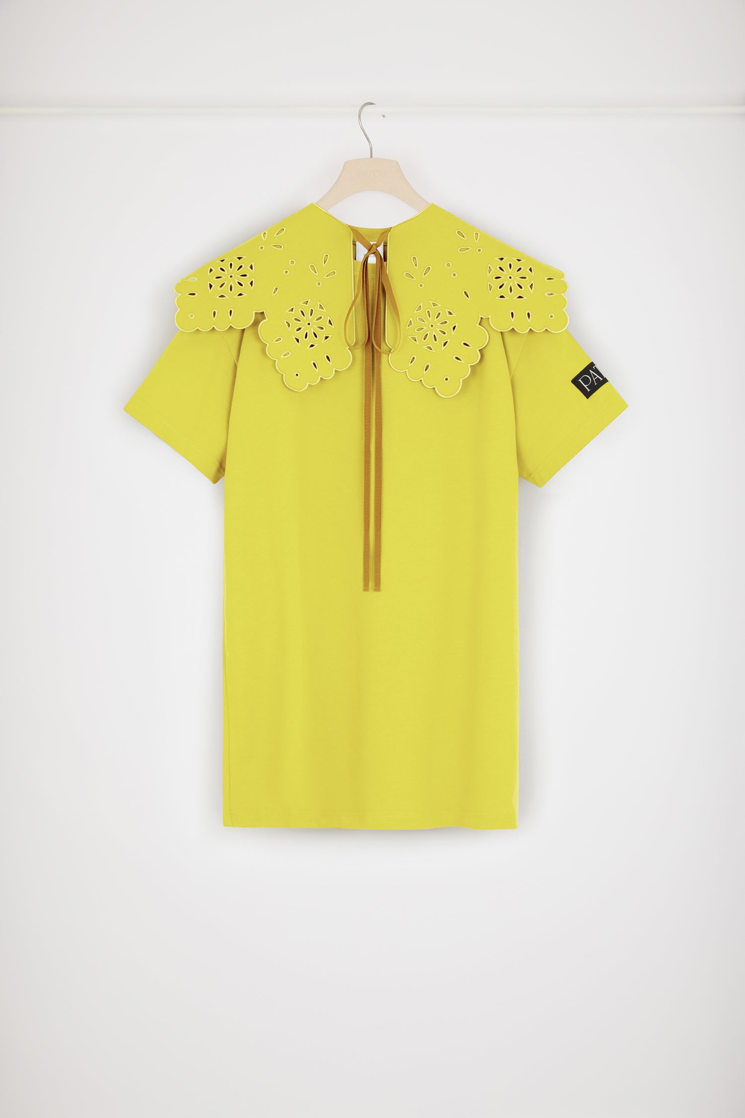 Patou - Vestito maglietta in cotone bio con colletto removibile - Absinthe - Il colletto Patou che rende ogni maglietta proprio perfetta.Vestito maglietta in cotone bio giallo assenzio. Colletto removibile con ricami e bordi ondulati. Etichetta Patou nera sulla manica sinistra.Vestibilità ampia (seleziona una taglia in meno per un look aderente).