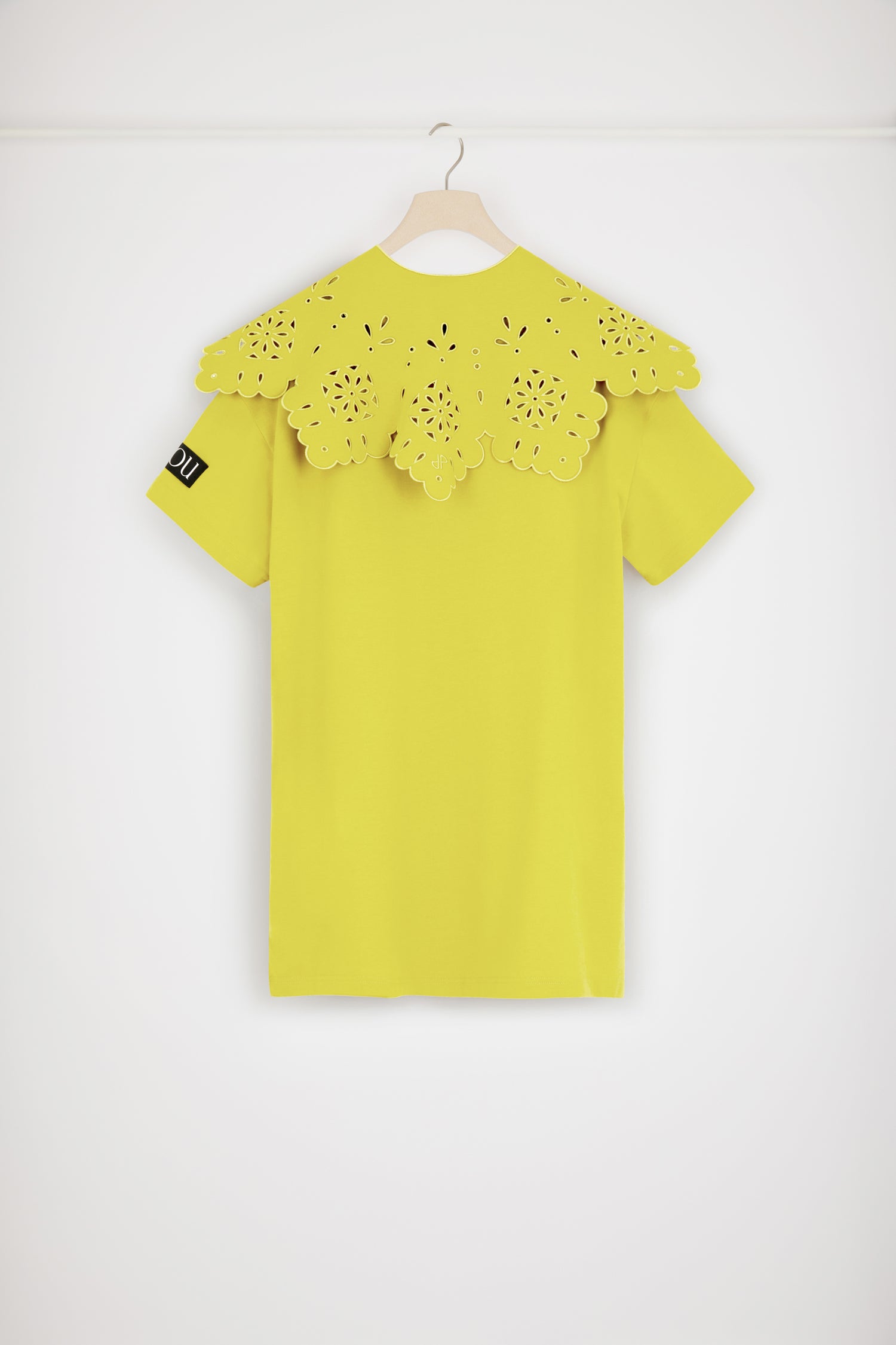 Patou - Vestito maglietta in cotone bio con colletto removibile - Absinthe - Il colletto Patou che rende ogni maglietta proprio perfetta.Vestito maglietta in cotone bio giallo assenzio. Colletto removibile con ricami e bordi ondulati. Etichetta Patou nera sulla manica sinistra.Vestibilità ampia (seleziona una taglia in meno per un look aderente).