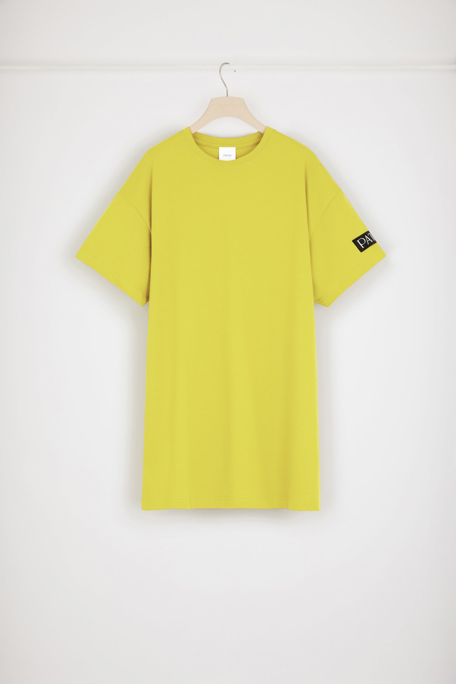 Patou - Vestito maglietta in cotone bio con colletto removibile - Absinthe - Il colletto Patou che rende ogni maglietta proprio perfetta.Vestito maglietta in cotone bio giallo assenzio. Colletto removibile con ricami e bordi ondulati. Etichetta Patou nera sulla manica sinistra.Vestibilità ampia (seleziona una taglia in meno per un look aderente).