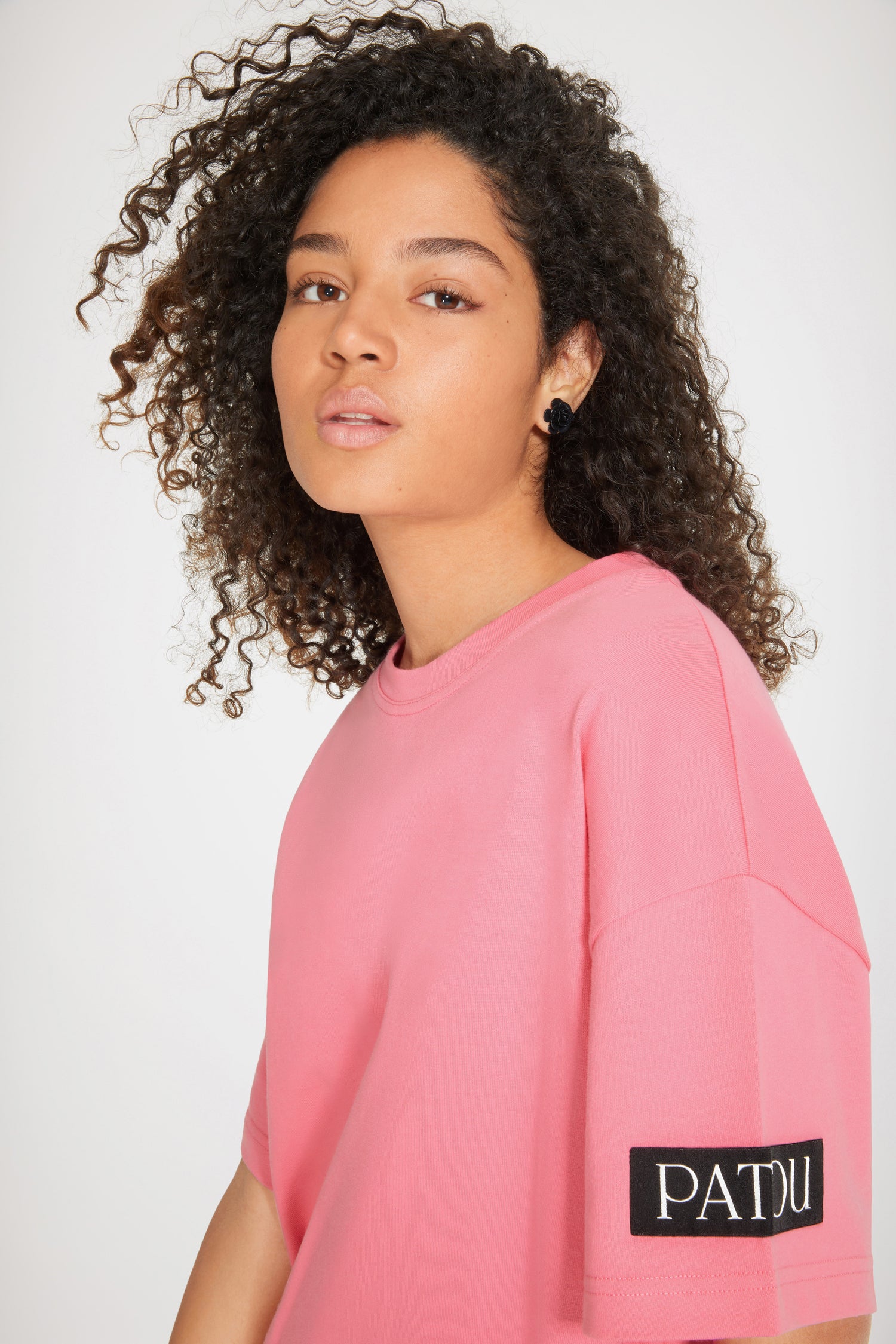 Patou - Detachable collar t-shirt dress in organic cotton - Pink - Every t-shirt deserves a Patou collar.Pink organic cotton t-shirt dress. Regular fit. Crewneck. Detachable poplin collar with openwork detailing and scalloped edges. Black Patou label on the left sleeve. Loose fit (select one size down for a fitted look).