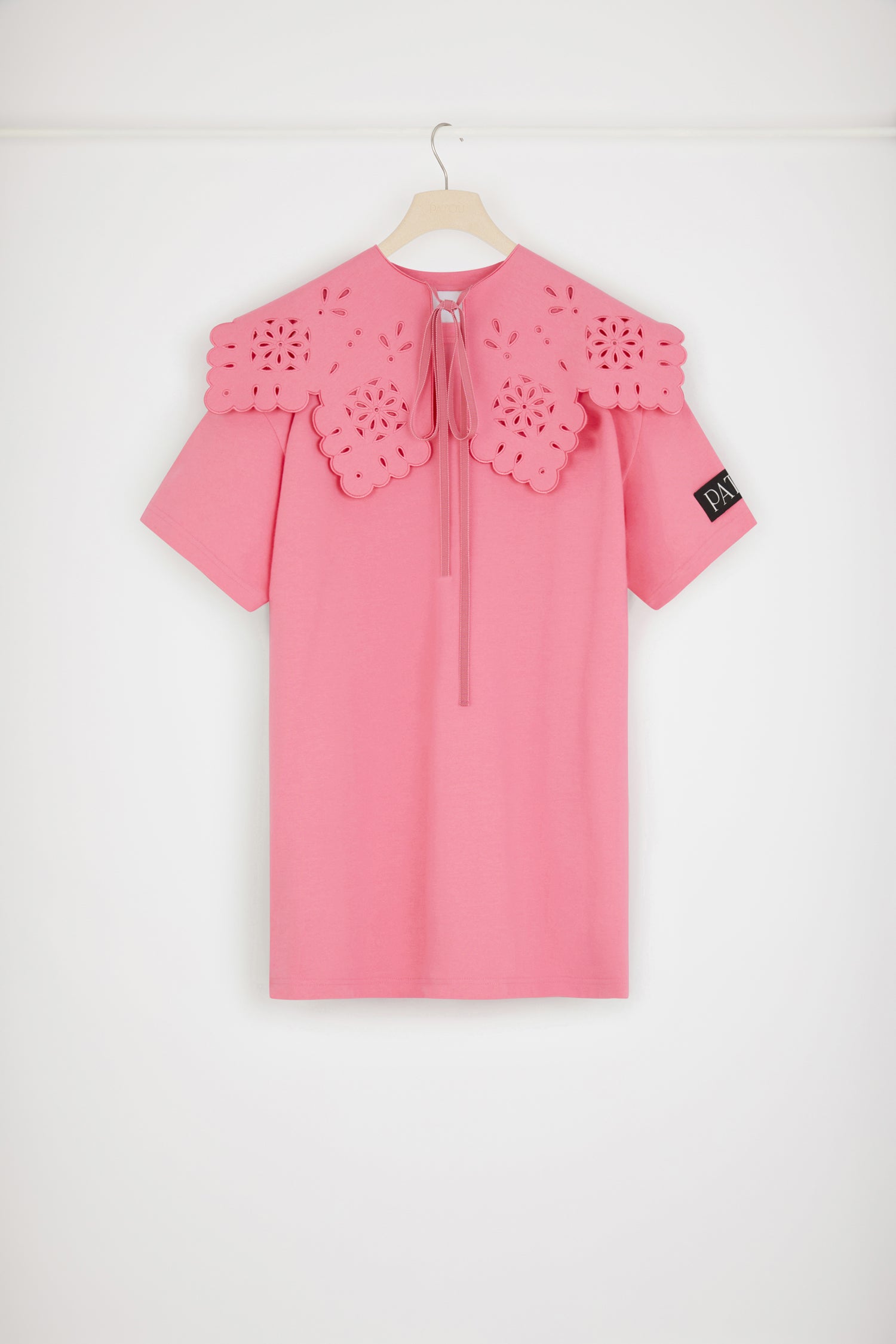 Patou - Detachable collar t-shirt dress in organic cotton - Pink - Every t-shirt deserves a Patou collar.Pink organic cotton t-shirt dress. Regular fit. Crewneck. Detachable poplin collar with openwork detailing and scalloped edges. Black Patou label on the left sleeve. Loose fit (select one size down for a fitted look).