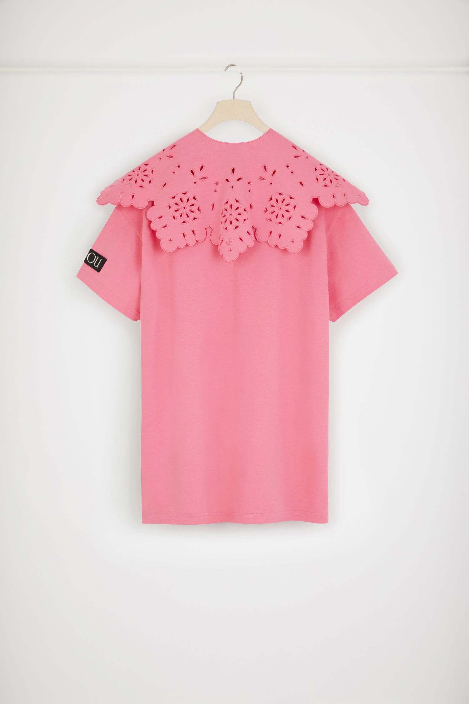 Patou - Detachable collar t-shirt dress in organic cotton - Pink - Every t-shirt deserves a Patou collar.Pink organic cotton t-shirt dress. Regular fit. Crewneck. Detachable poplin collar with openwork detailing and scalloped edges. Black Patou label on the left sleeve. Loose fit (select one size down for a fitted look).