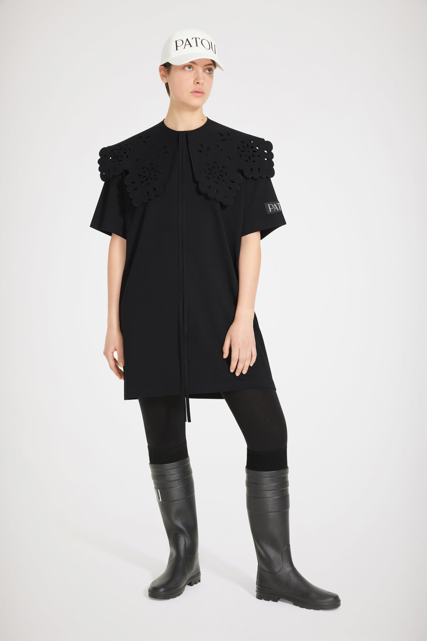 Patou - Vestito maglietta in cotone bio con colletto removibile - Black - Il colletto Patou che rende ogni maglietta proprio perfetta.Vestito maglietta in cotone bio nero. Colletto removibile con ricami e bordi ondulati. Etichetta Patou nera sulla manica sinistra.Vestibilità ampia (seleziona una taglia in meno per un look aderente).