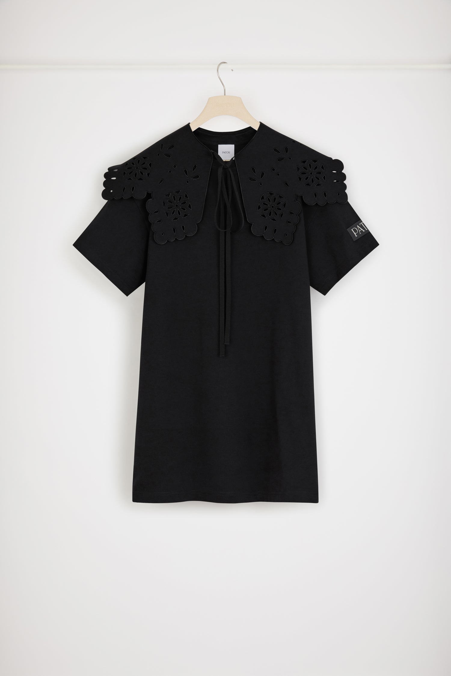 Patou - Vestito maglietta in cotone bio con colletto removibile - Black - Il colletto Patou che rende ogni maglietta proprio perfetta.Vestito maglietta in cotone bio nero. Colletto removibile con ricami e bordi ondulati. Etichetta Patou nera sulla manica sinistra.Vestibilità ampia (seleziona una taglia in meno per un look aderente).