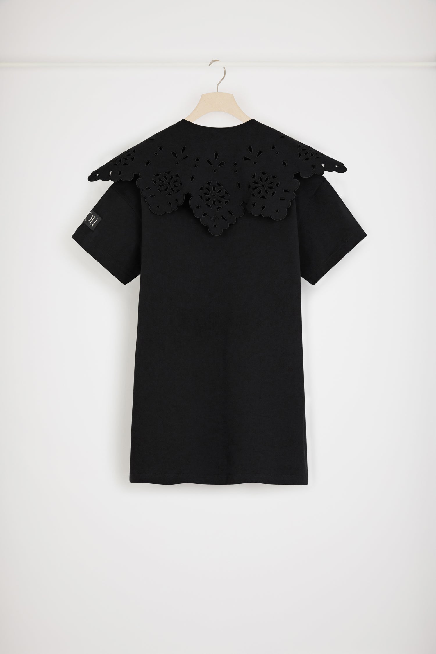 Patou - Vestito maglietta in cotone bio con colletto removibile - Black - Il colletto Patou che rende ogni maglietta proprio perfetta.Vestito maglietta in cotone bio nero. Colletto removibile con ricami e bordi ondulati. Etichetta Patou nera sulla manica sinistra.Vestibilità ampia (seleziona una taglia in meno per un look aderente).