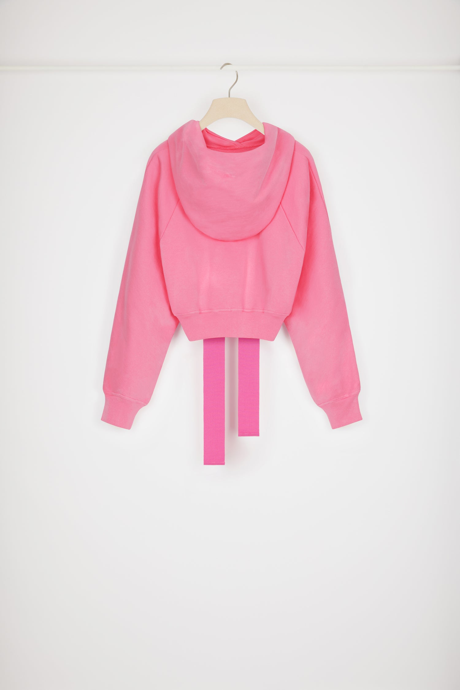 Patou - Medallion logo cropped hoodie in organic cotton - Begonia Pink - Five letters and a grosgrain bow, a Patou recipe for success. Begonia pink organic cotton sweatshirt. Cropped silhouette. Hooded collar with grosgrain drawstring. Patou medallion logo embroidered at the front. Raglan sleeves. Ribbed cuffs and waist.