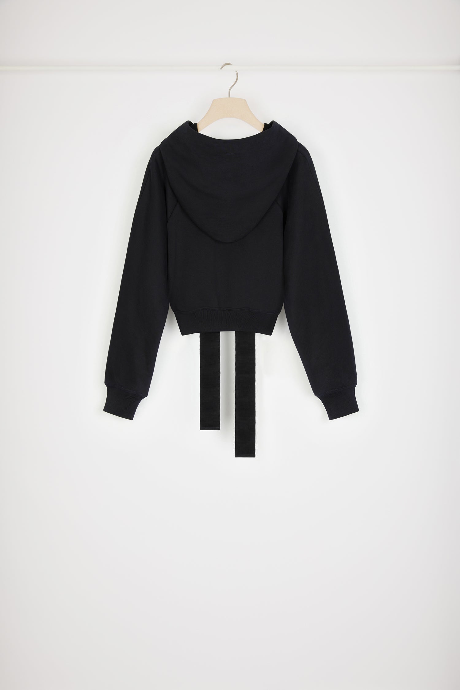 Patou - Medallion logo cropped hoodie in organic cotton - Black - Five letters and a grosgrain bow, a Patou recipe for success. Black organic cotton sweatshirt. Cropped silhouette. Hooded collar with grosgrain drawstring. Patou medallion logo embroidered at the front. Raglan sleeves. Ribbed cuffs and waist.