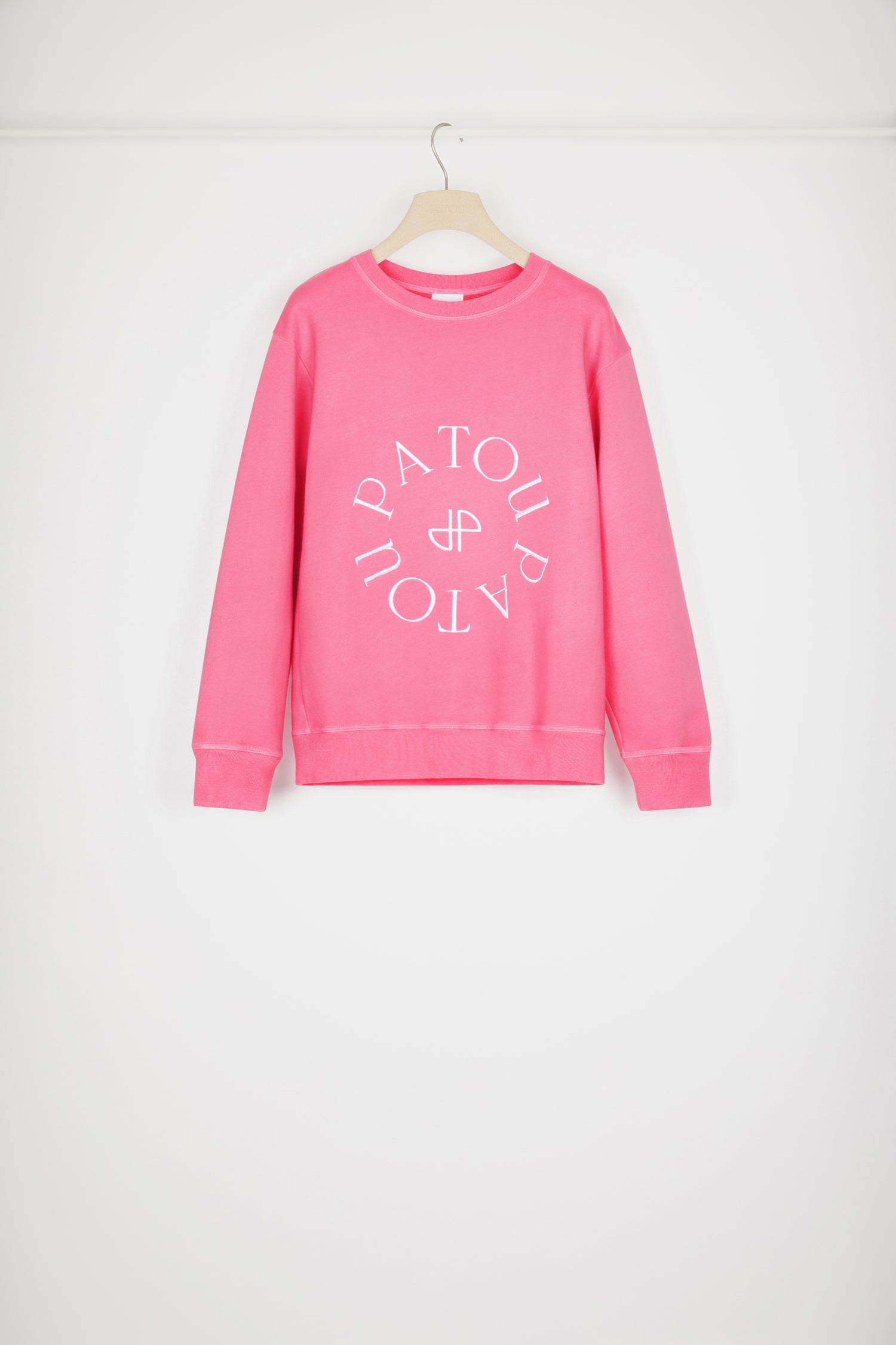 Patou - Medallion logo sweatshirt in organic cotton - Begonia Pink - Le sweatshirt Patou: variation on a signature.Begonia pink organic cotton sweatshirt. Regular fit. Crewneck. Ribbed collar, cuffs and waist. Patou medallion logo embroidered at the front.